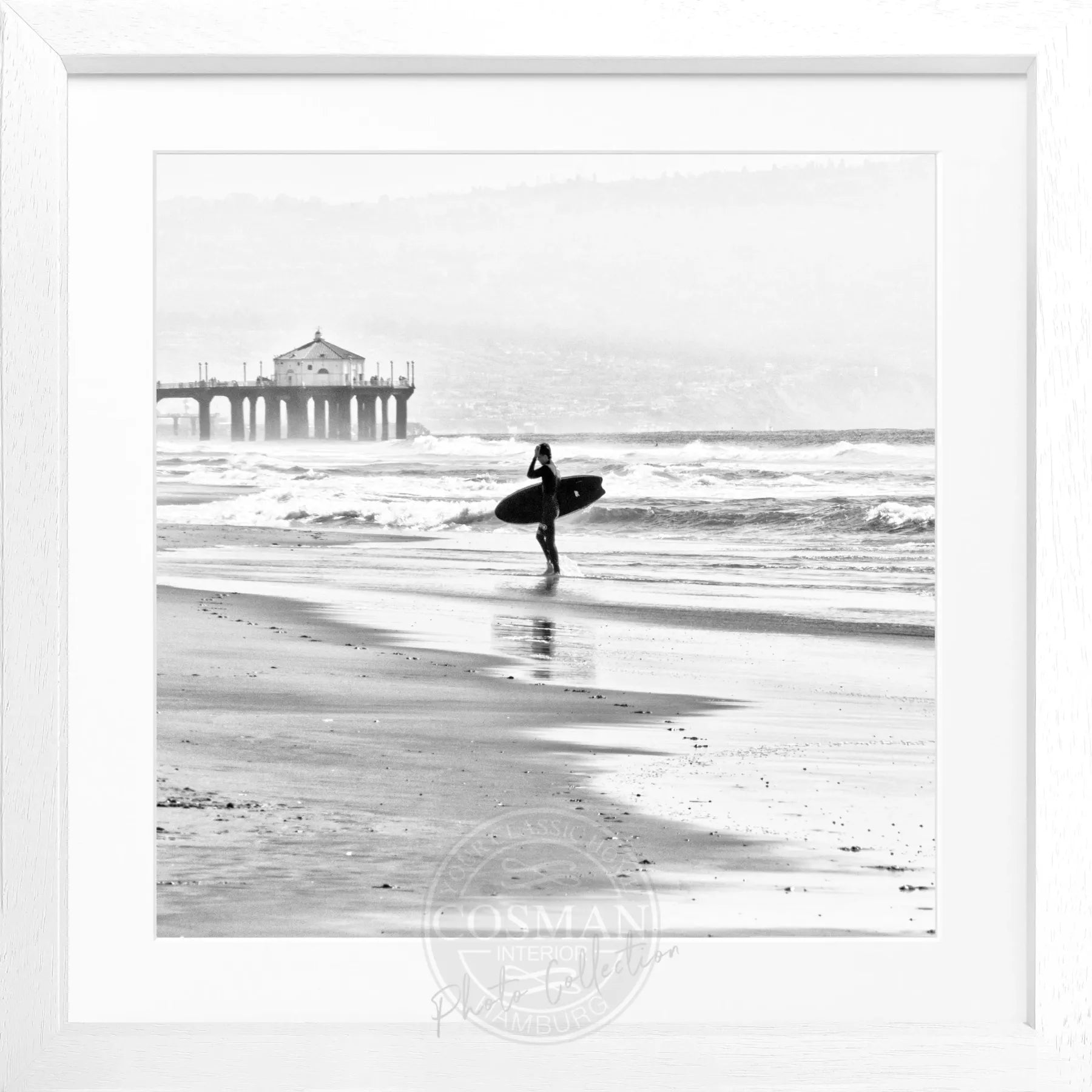 Schwarz-weiß Poster mit Rahmen, Kalifornien Manhattan Beach Surfer, quadratisch 55x55cm, von Cosman-Photocollection