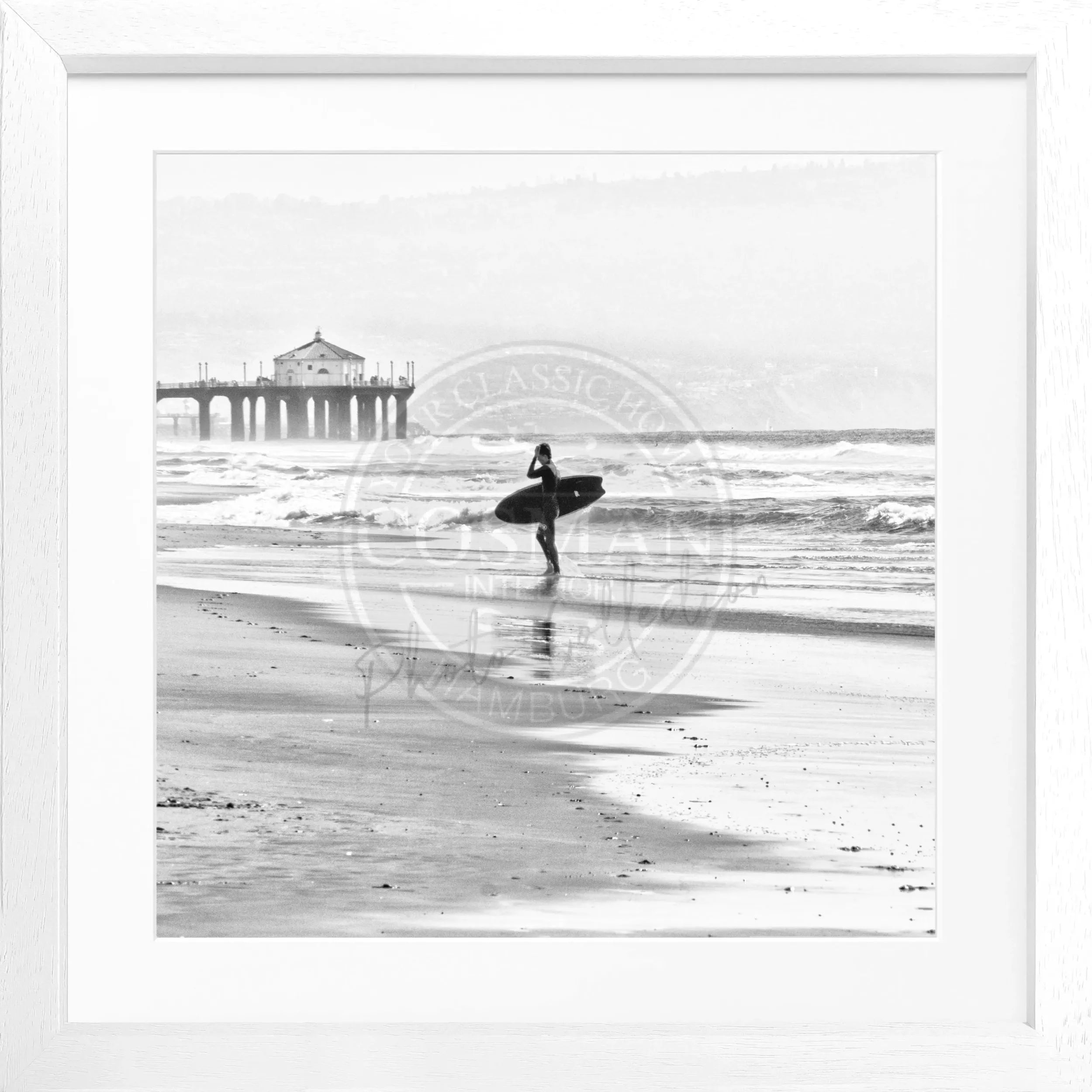 Schwarz-weiß Poster mit Rahmen, Kalifornien Manhattan Beach Surfer, quadratisch 55x55cm, von Cosman-Photocollection