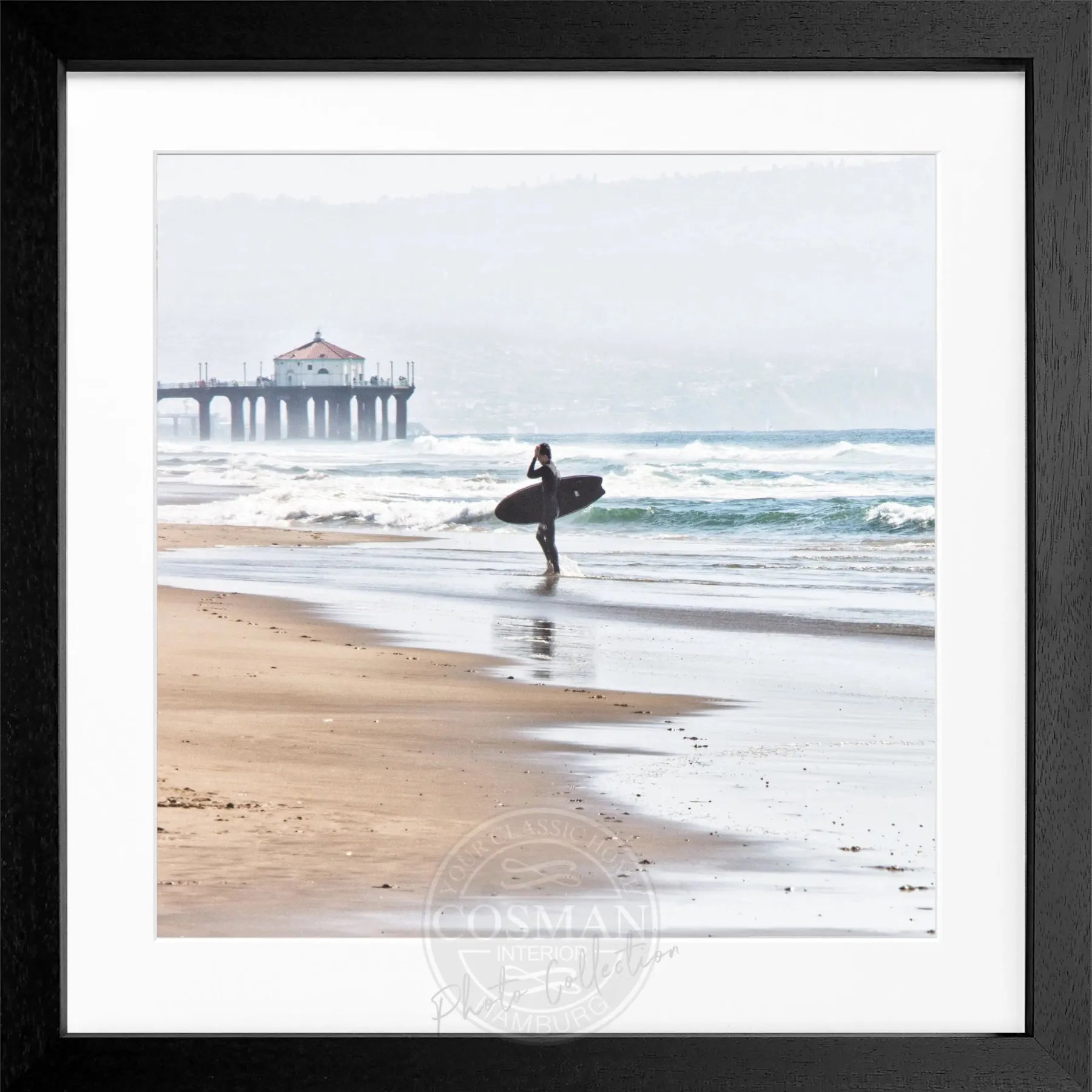 Schwarz-weiß Poster mit Rahmen, Kalifornien Manhattan Beach Surfer Motiv, 55x55cm, von Cosman-Photocollection