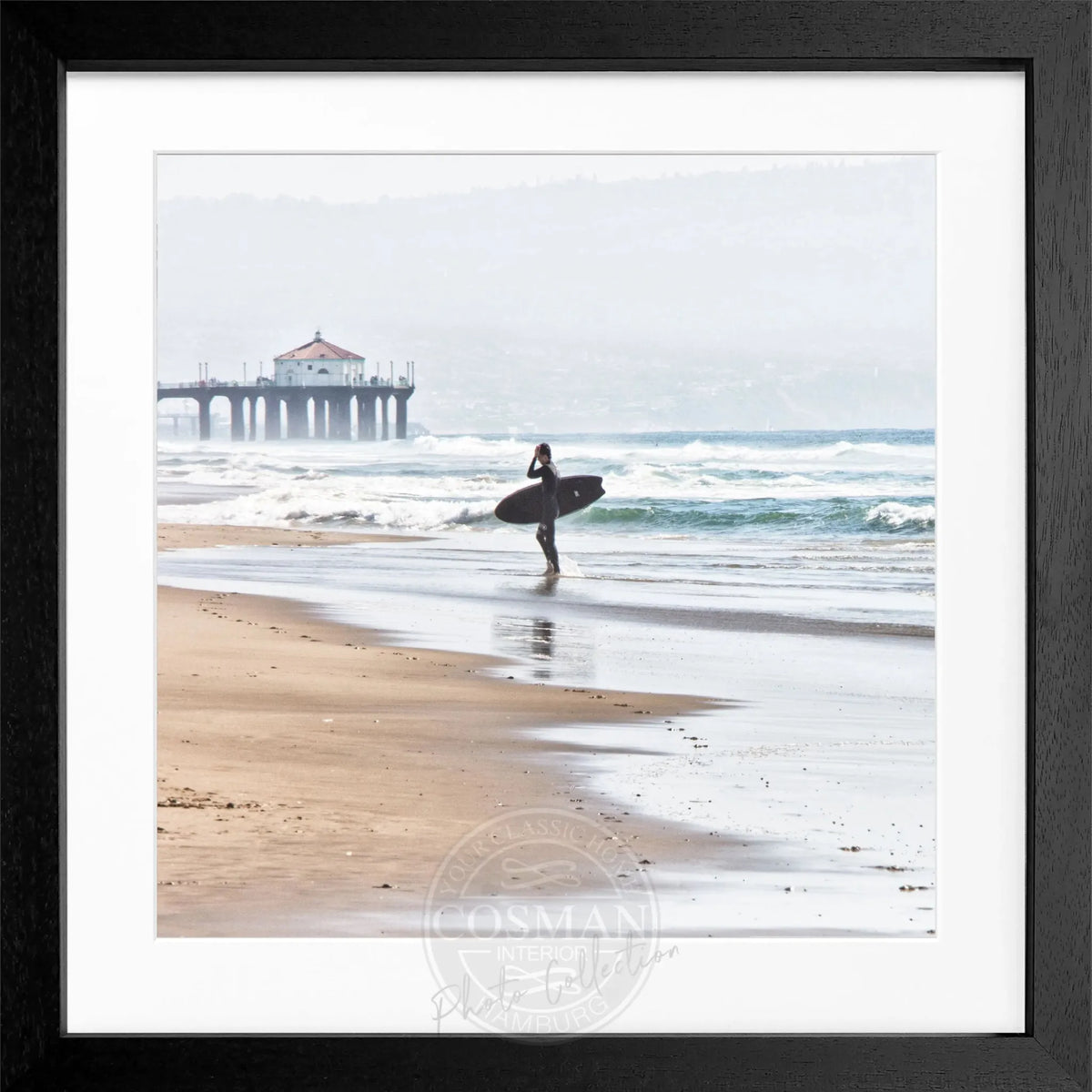 Schwarz-weiß Poster mit Rahmen, Kalifornien Manhattan Beach Surfer Motiv, 55x55cm, von Cosman-Photocollection