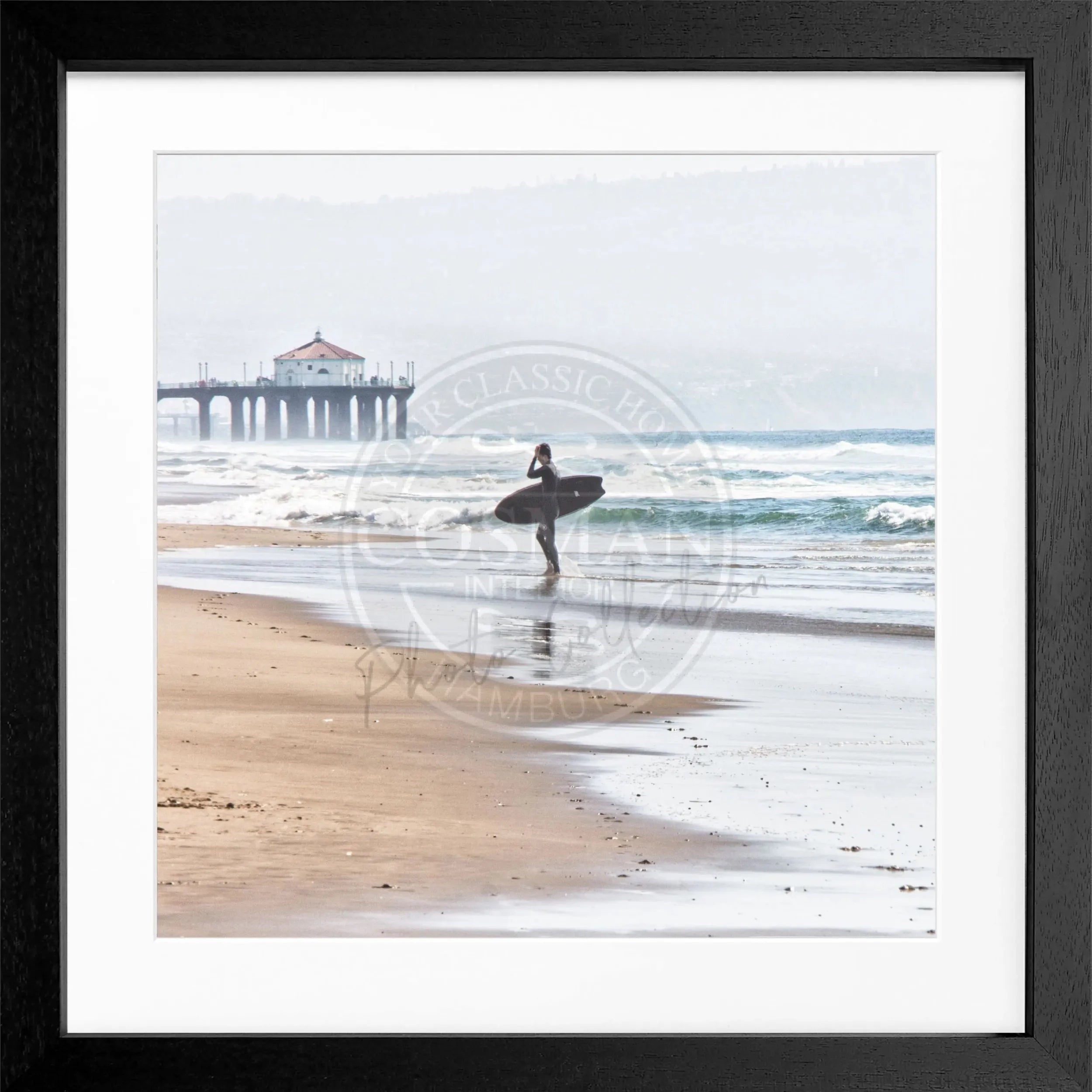 Schwarz-weiß Poster mit Rahmen, Kalifornien Manhattan Beach Surfer Motiv, 55x55cm, von Cosman-Photocollection