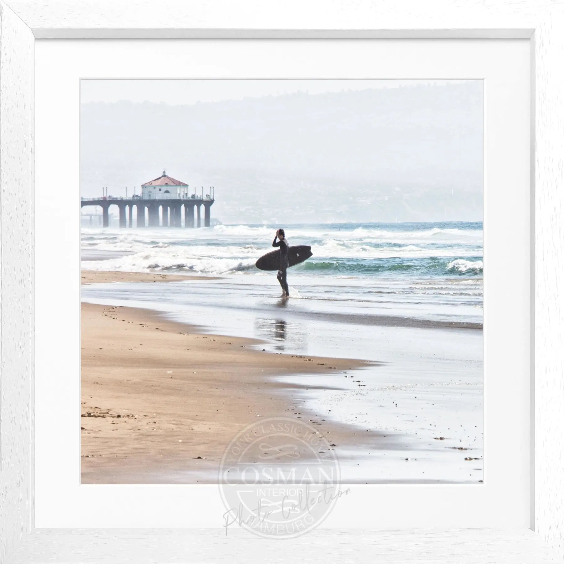 Schwarz-weiß Poster mit Rahmen, Kalifornien Manhattan Beach Surfer Motiv, 55x55cm, von Cosman-Photocollection