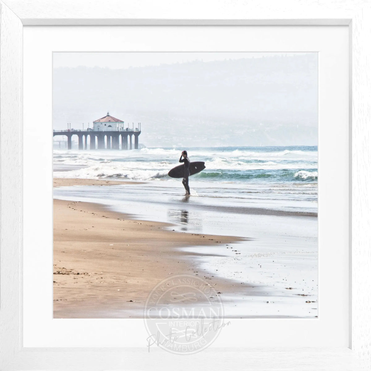 Schwarz-weiß Poster mit Rahmen, Kalifornien Manhattan Beach Surfer Motiv, 55x55cm, von Cosman-Photocollection