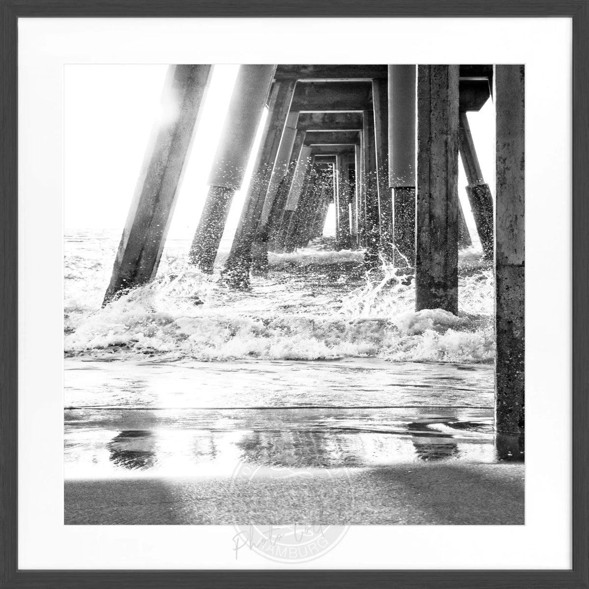 Schwarz-weißes Poster mit Rahmen, Kalifornien Pier Motiv, 55x55cm, von Cosman-Photocollection, quadratisches Wandbild