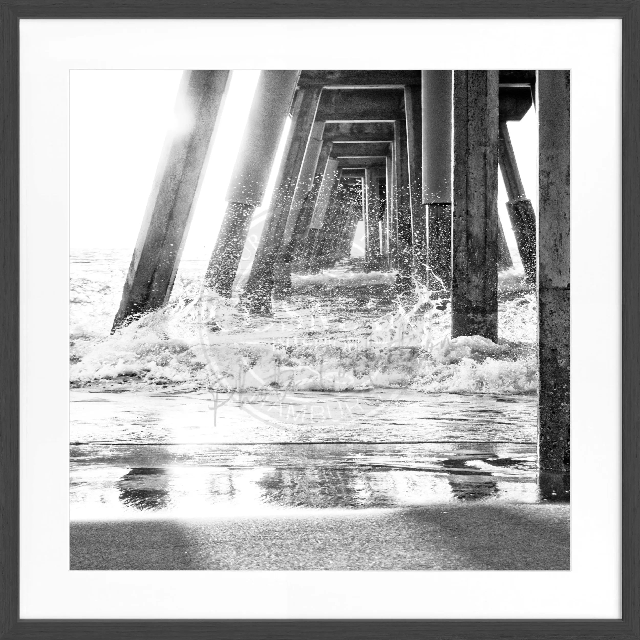 Schwarz-weißes Poster mit Rahmen, Kalifornien Pier Motiv, 55x55cm, von Cosman-Photocollection, quadratisches Wandbild