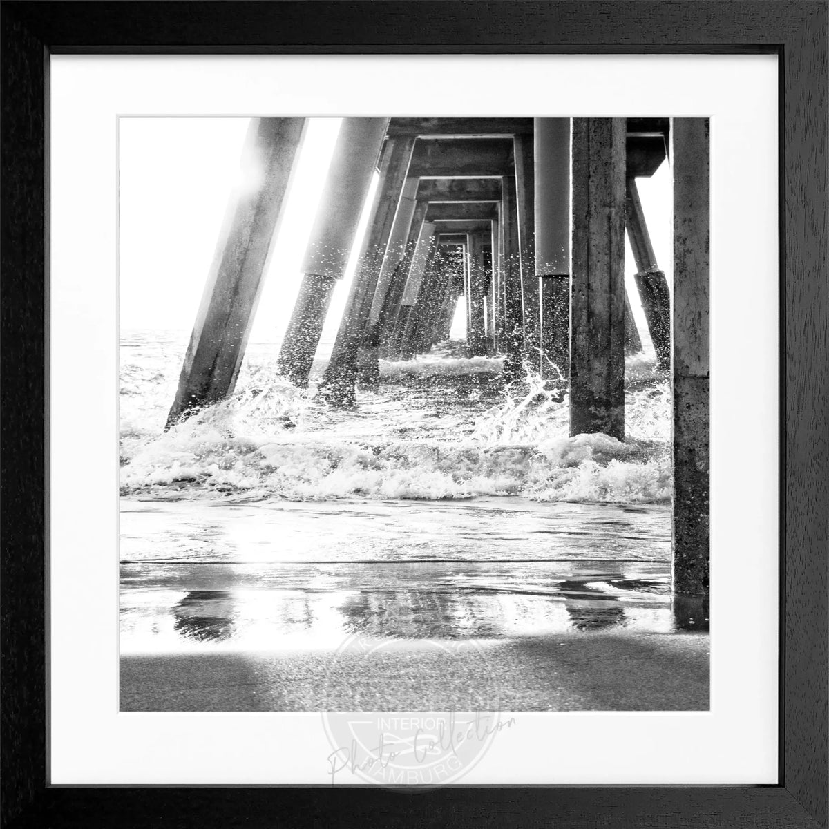 Schwarz-weiß Poster mit Rahmen von Cosman-Photocollection, Kalifornien Pier Motiv, quadratisch 55x55cm