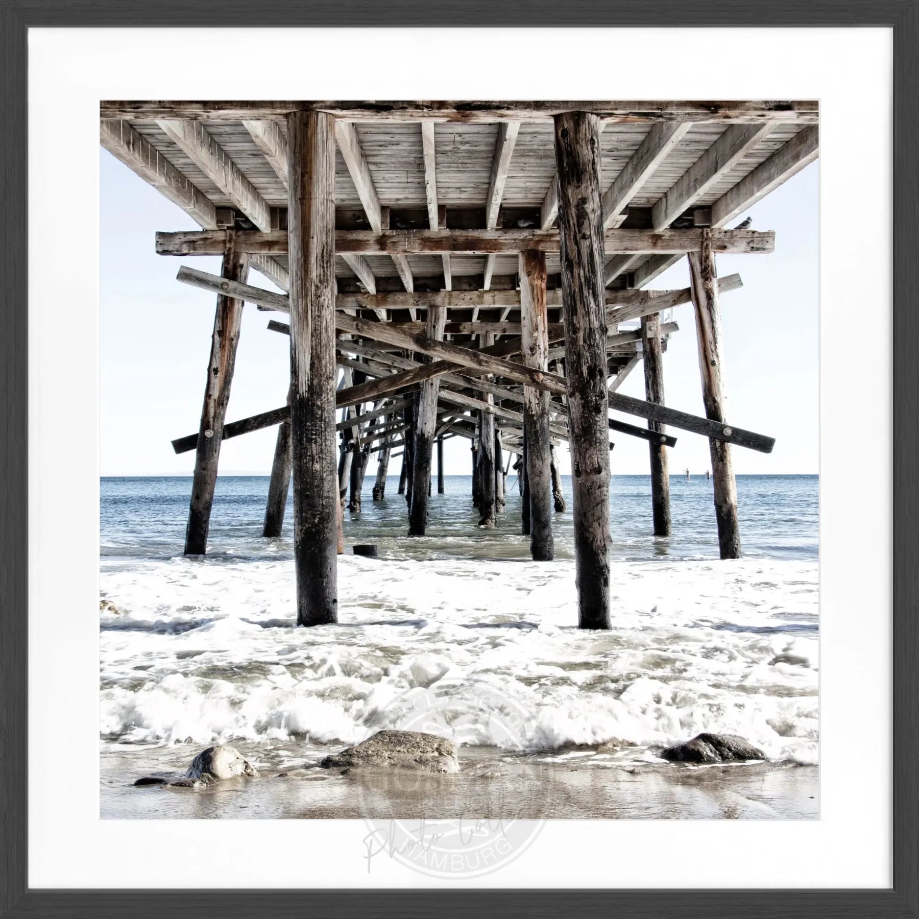 Schwarz-weiß Poster mit Rahmen von Kalifornien ’Pier’, quadratisch 55x55cm, von Cosman-Photocollection, urbanes Küstenmotiv
