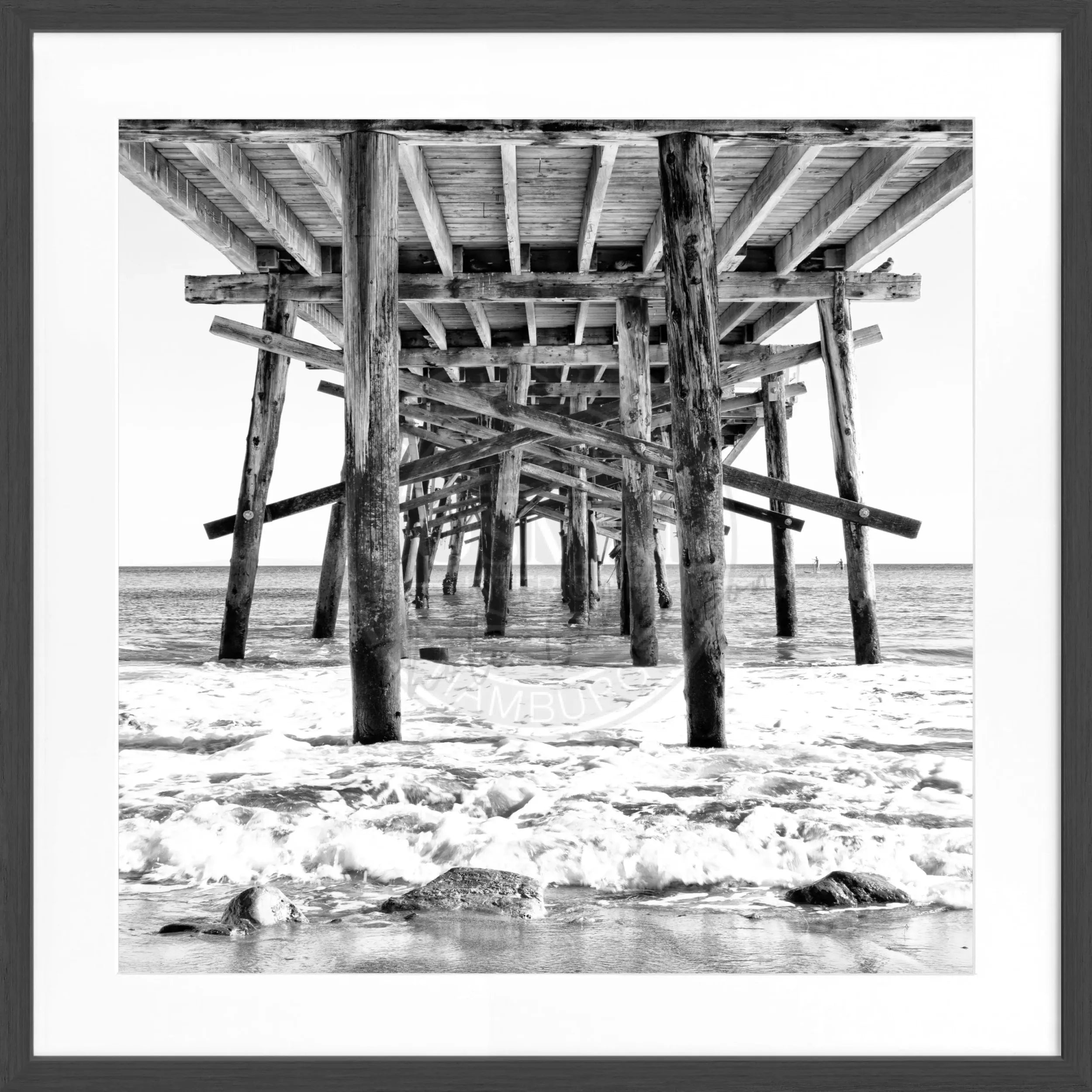 Schwarz-weiß Poster mit Rahmen von Kalifornien 'Pier' von Cosman-Photocollection, quadratisch, 55x55 cm, maritime Stadtansicht