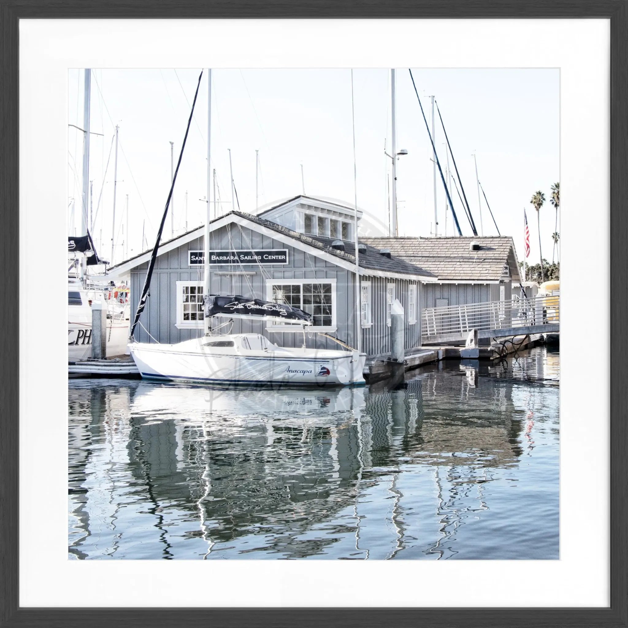 Schwarz-weiß Poster mit Rahmen von Cosman-Photocollection, Kalifornien Santa Barbara ’Boat House’, quadratisch 55x55 cm.