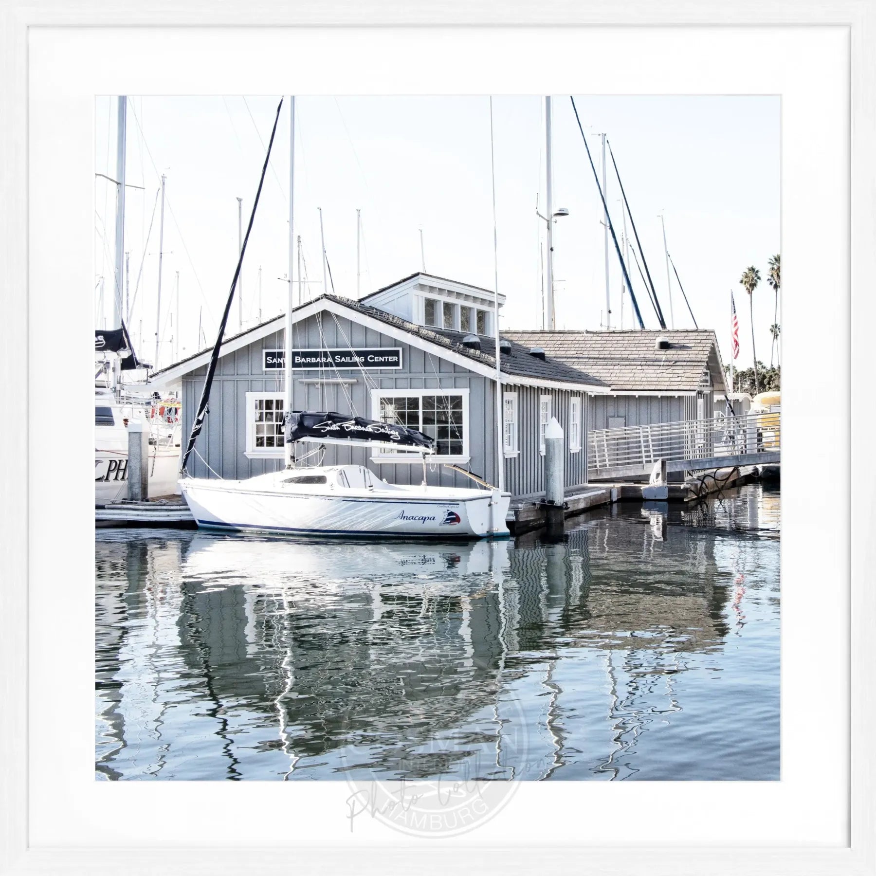 Schwarz-weiß Poster von Cosman-Photocollection mit Rahmen, zeigt das kalifornische Boat House in Santa Barbara, 55x55cm quadratisch.