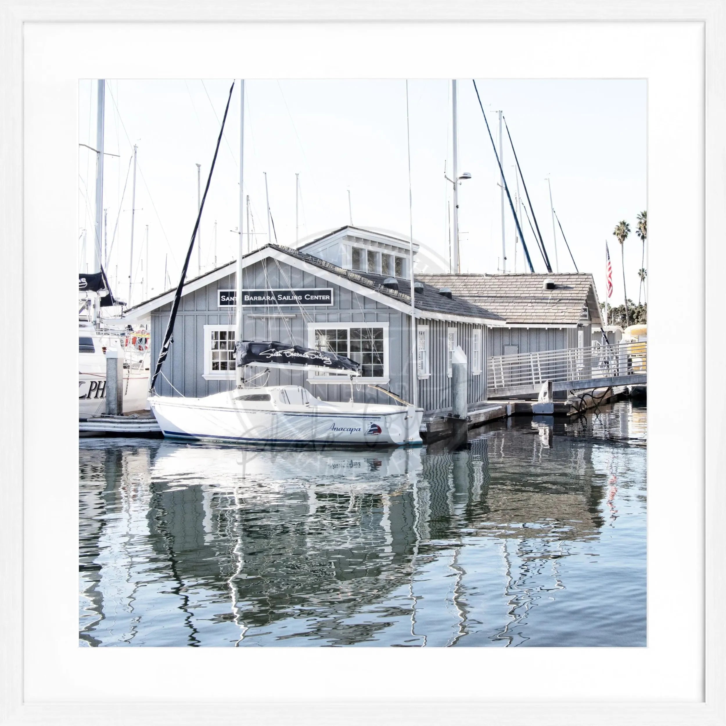 Schwarz-weiß Poster von Cosman-Photocollection mit Rahmen, zeigt das kalifornische Boat House in Santa Barbara, 55x55cm quadratisch.