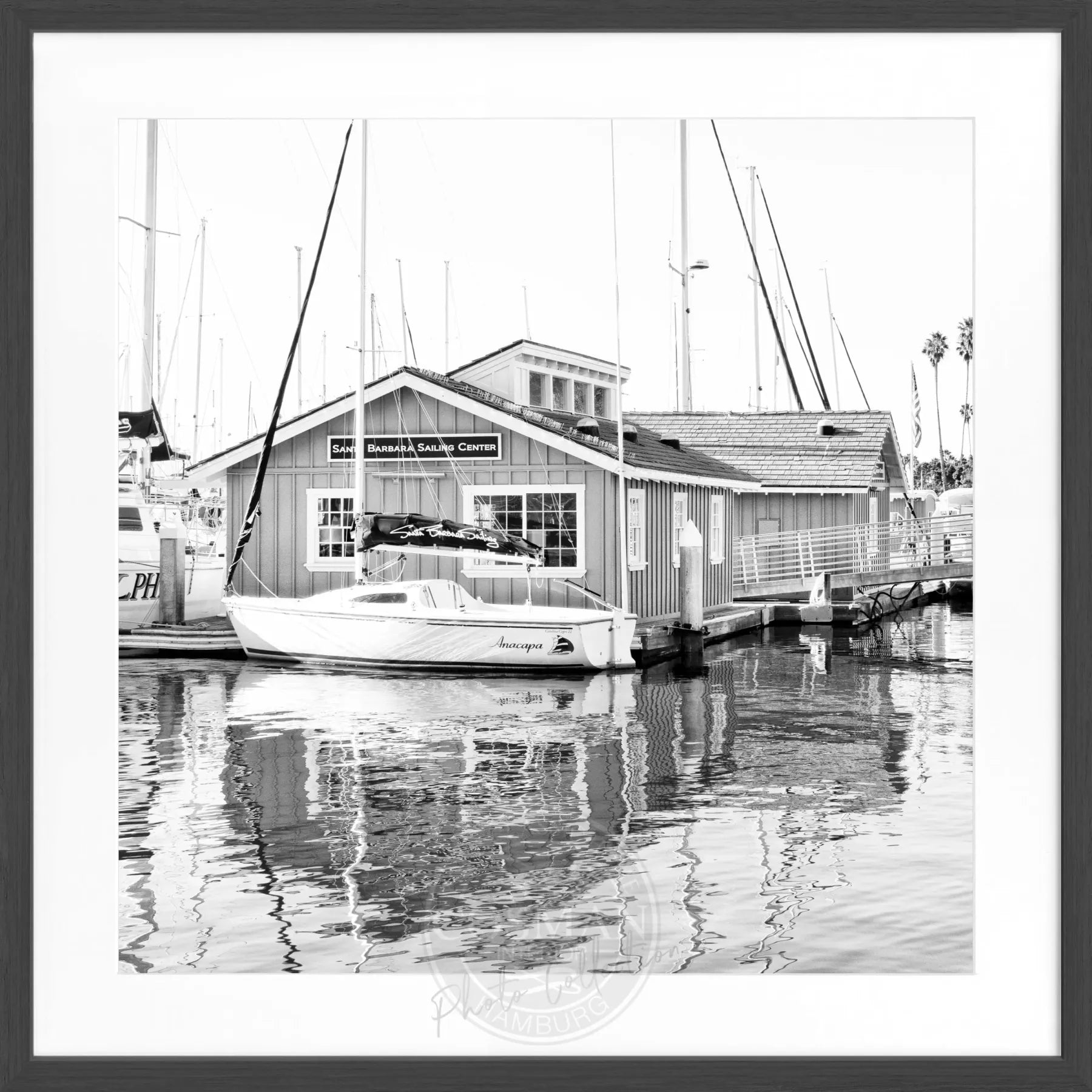 Schwarz-weiß Poster mit Rahmen, Kalifornien Santa Barbara Boat House, Cosman-Photocollection, quadratisch 55x55cm, Kunstfotografie