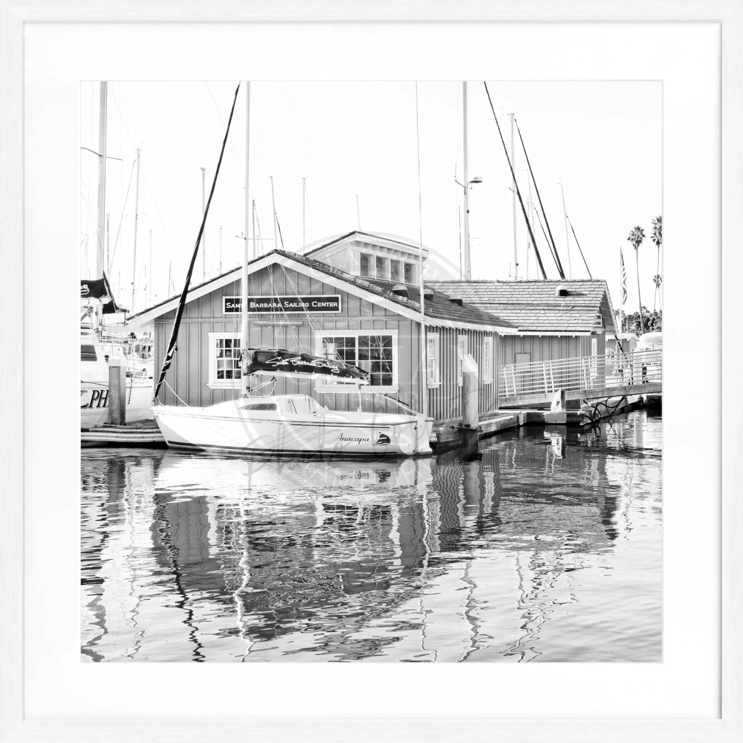 Schwarz-weiß Poster mit Rahmen von Cosman-Photocollection, Kalifornien Santa Barbara Boat House, quadratisch 55x55cm, stilvolle Wanddekoration