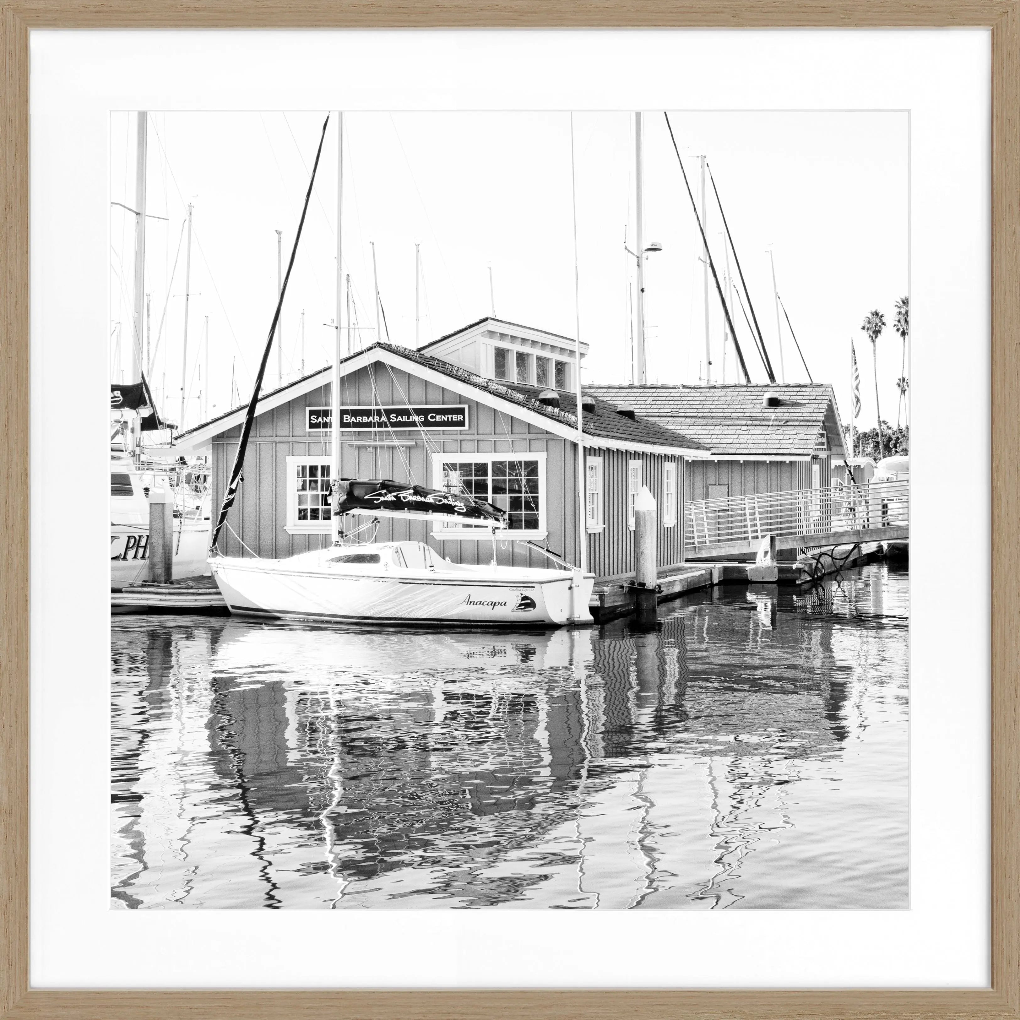 Schwarz-weiß Poster mit Rahmen von Cosman-Photocollection, Kalifornien Santa Barbara Boat House im quadratischen 55x55cm Format.