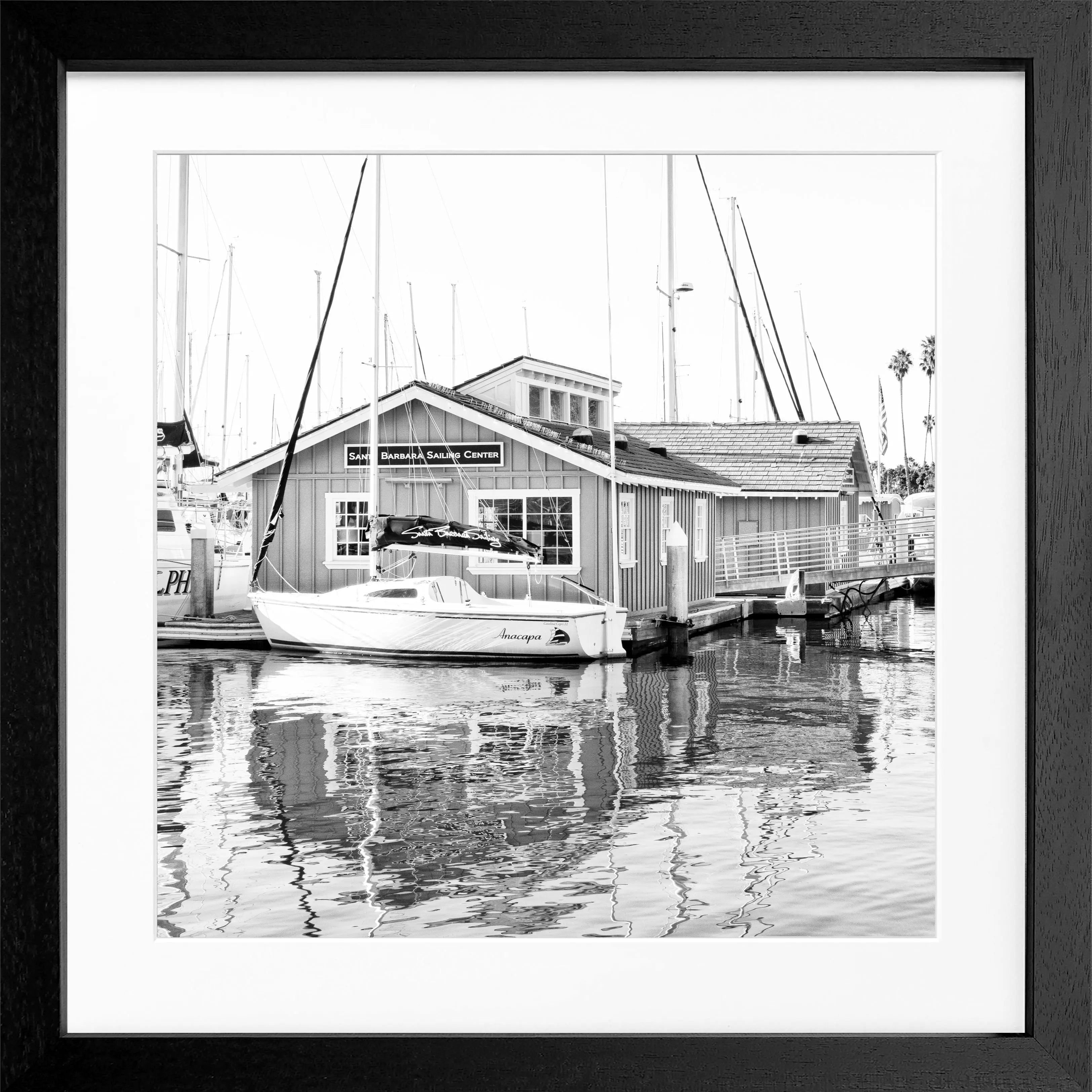 Schwarz-weiß Poster mit Rahmen, Kalifornien Santa Barbara Boat House Motiv, quadratisch, 55x55cm, von Cosman-Photocollection
