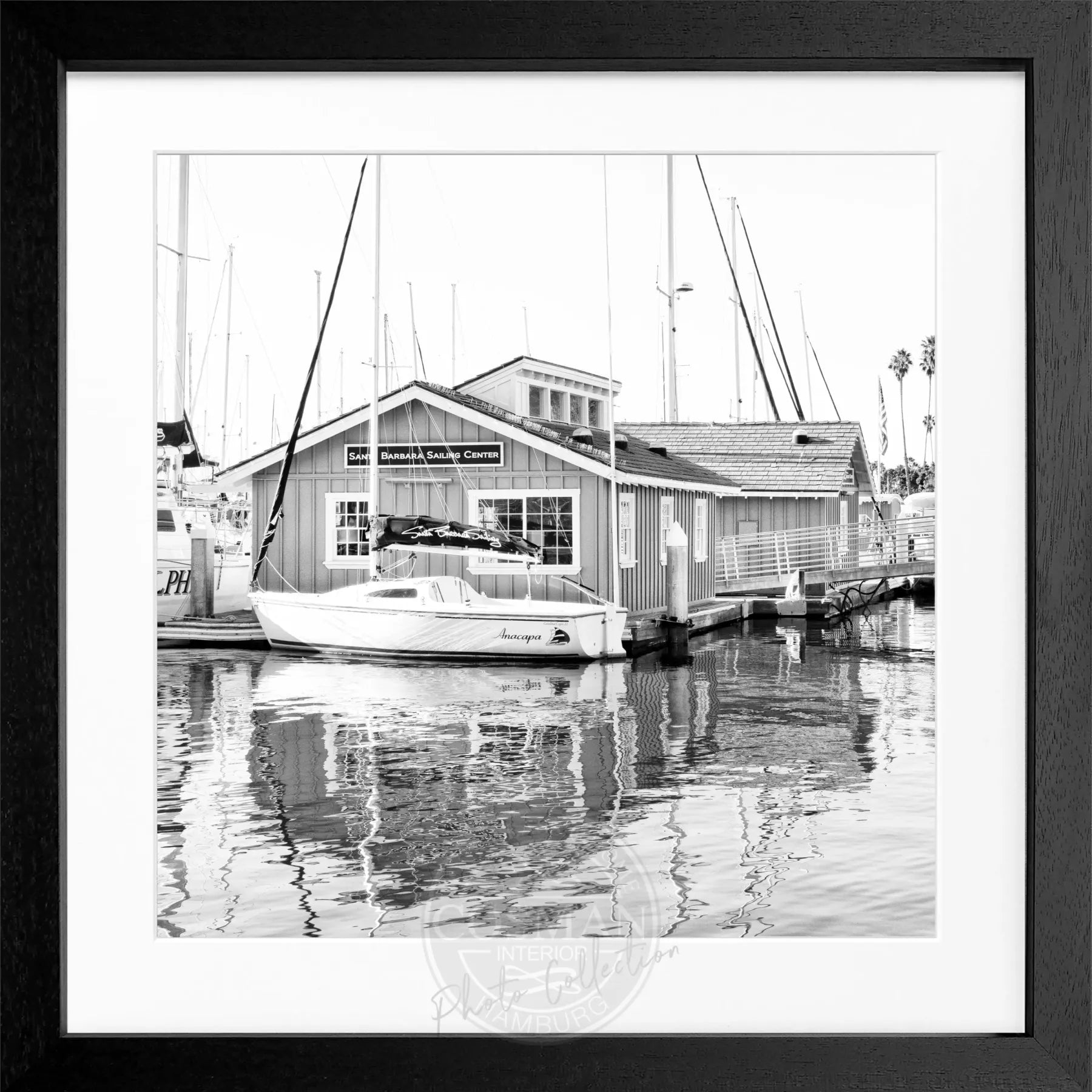 Schwarz-weiß Poster mit Rahmen von Cosman-Photocollection, Kalifornien Santa Barbara Boat House, quadratisch 55x55 cm, Wanddekoration