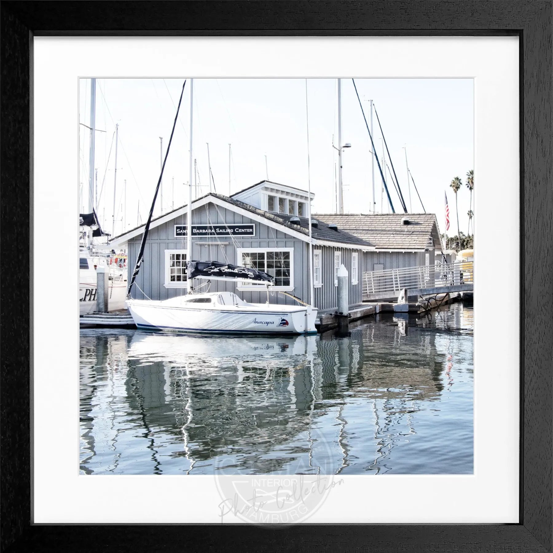 Schwarz-weiß Poster mit Rahmen von Cosman-Photocollection, Kalifornien Santa Barbara 'Boat House', quadratisch, 55x55 cm