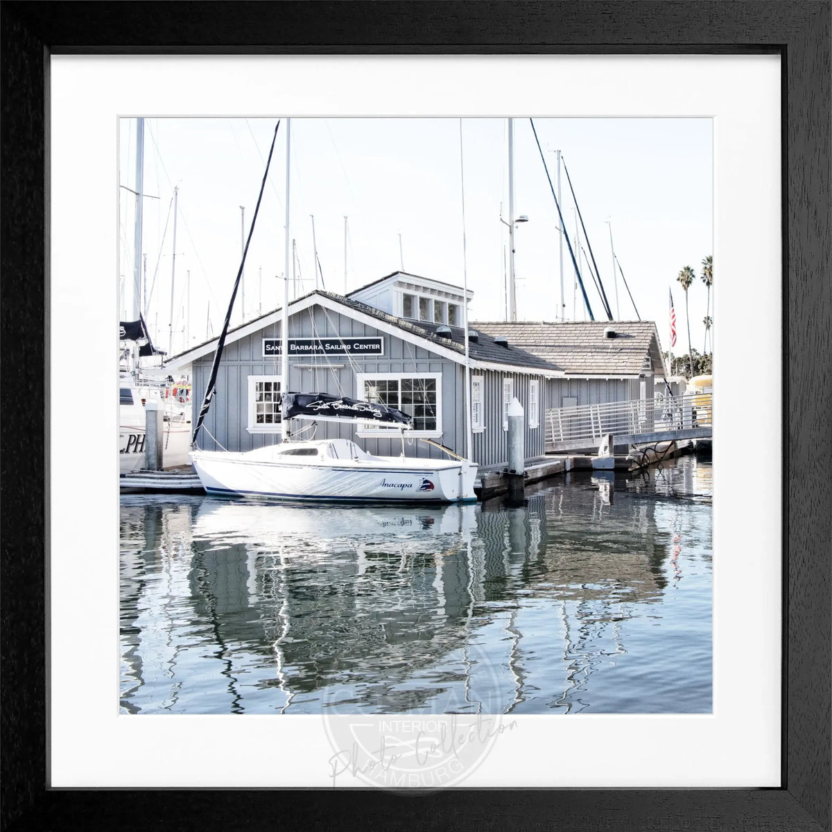 Schwarz-weiß Poster mit Rahmen von Cosman-Photocollection, Kalifornien Santa Barbara 'Boat House', quadratisch, 55x55 cm