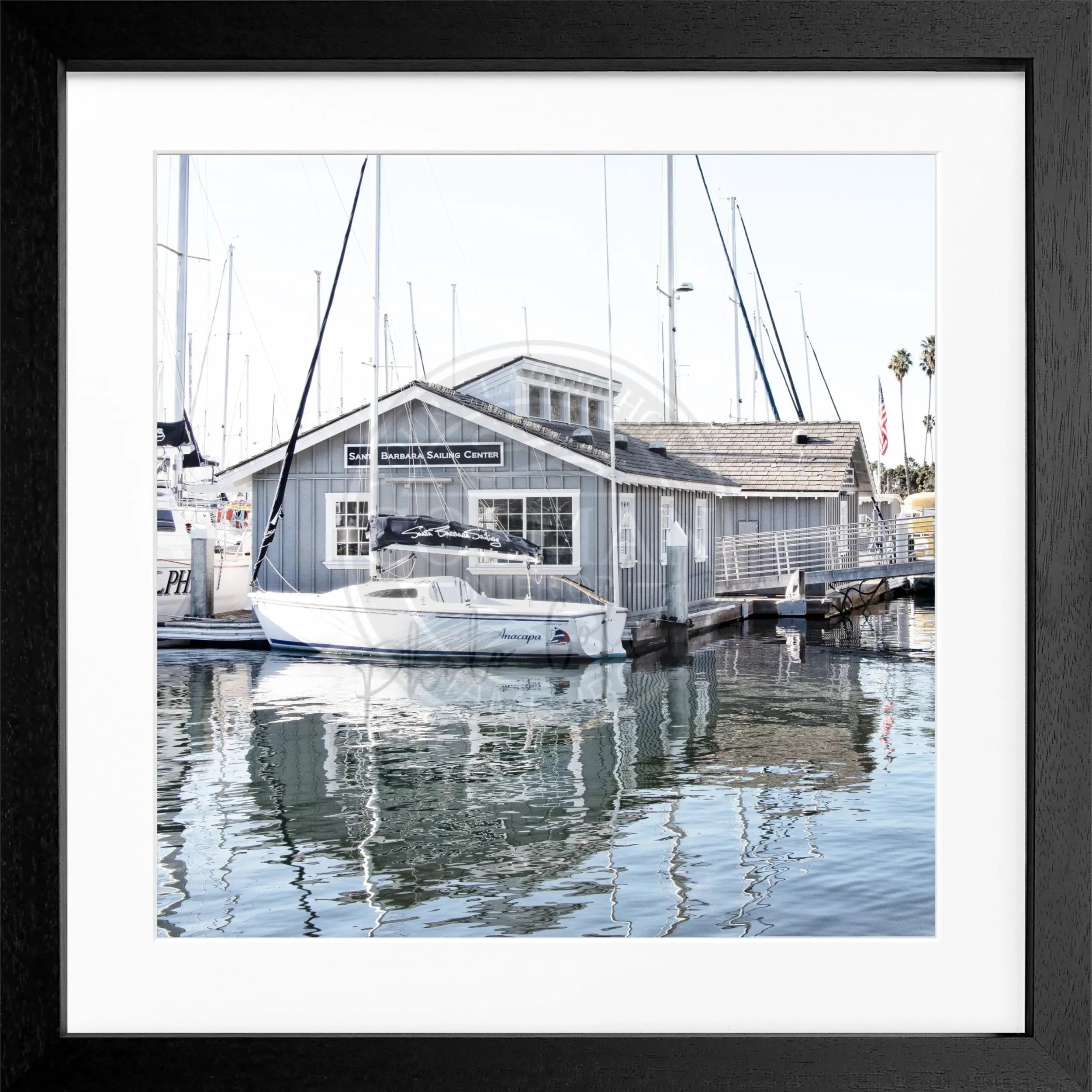 Schwarz-weiß Poster mit Rahmen von Cosman-Photocollection, Kalifornien Santa Barbara 'Boat House', quadratisch, 55x55 cm