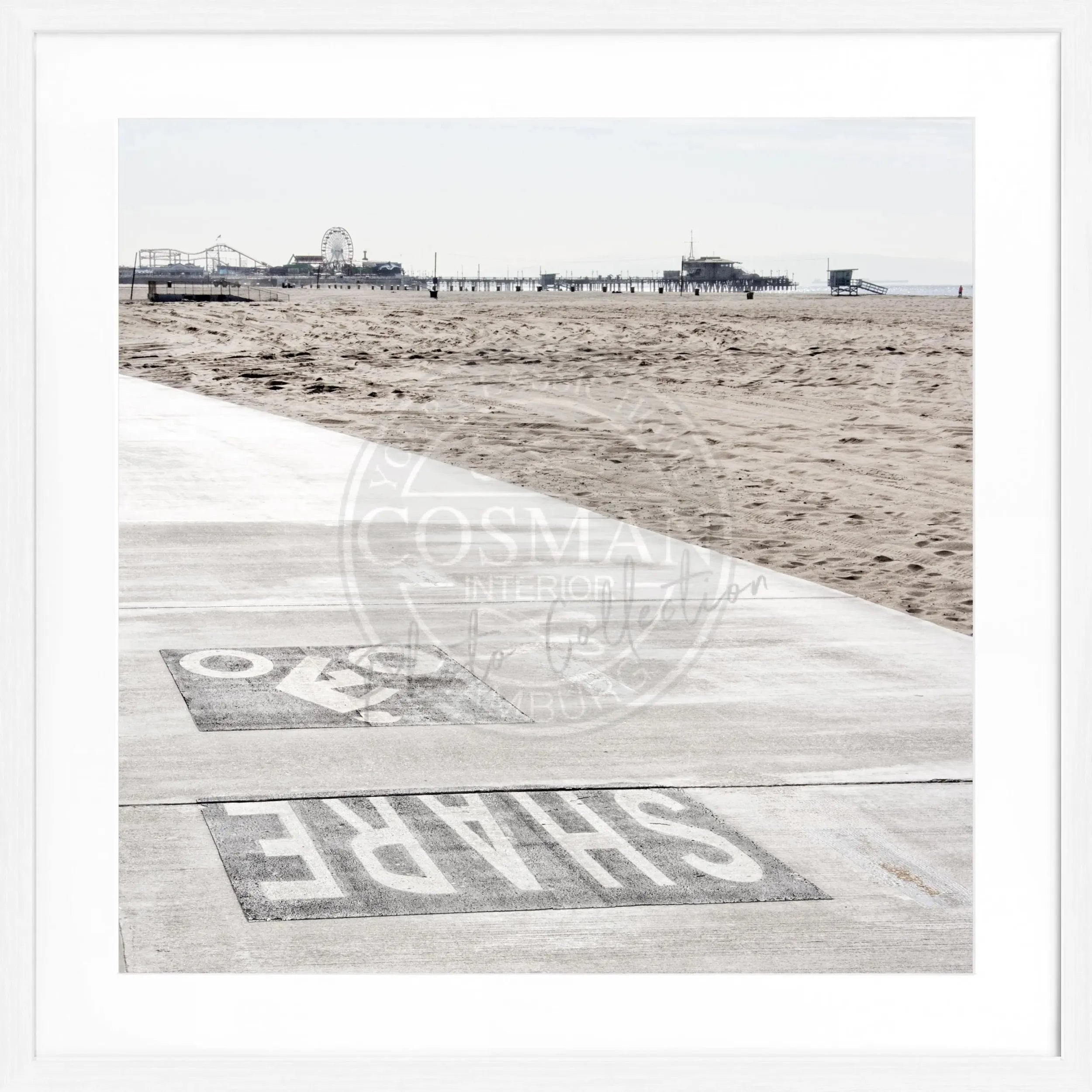 Schwarz-weiß Poster mit Rahmen von Santa Monica Beach, Kalifornien, von Cosman-Photocollection, quadratisch, 55x55cm.