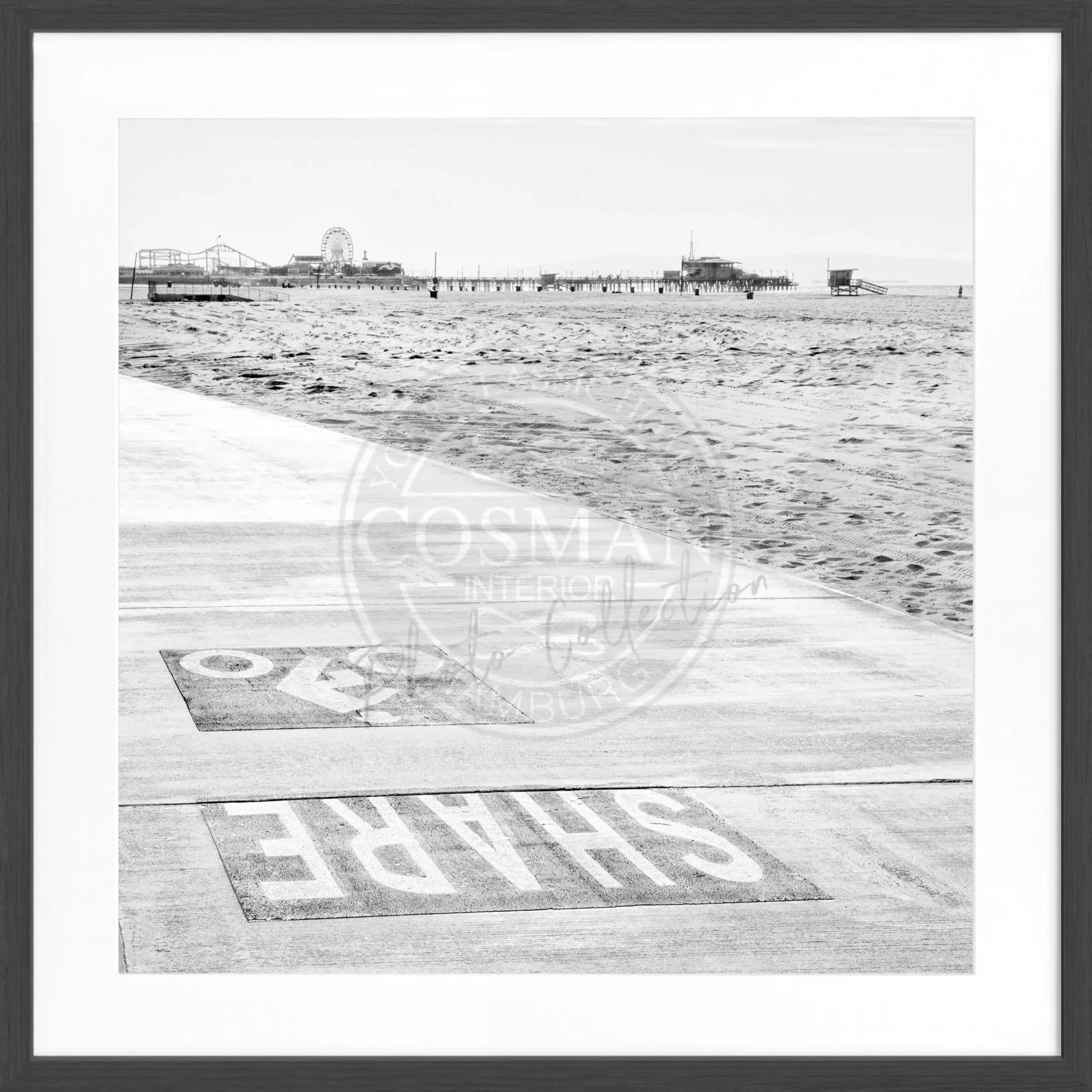 Schwarz-weiß Poster von Santa Monica Beach in Kalifornien mit Rahmen, von Cosman-Photocollection, 55x55cm, quadratisch.