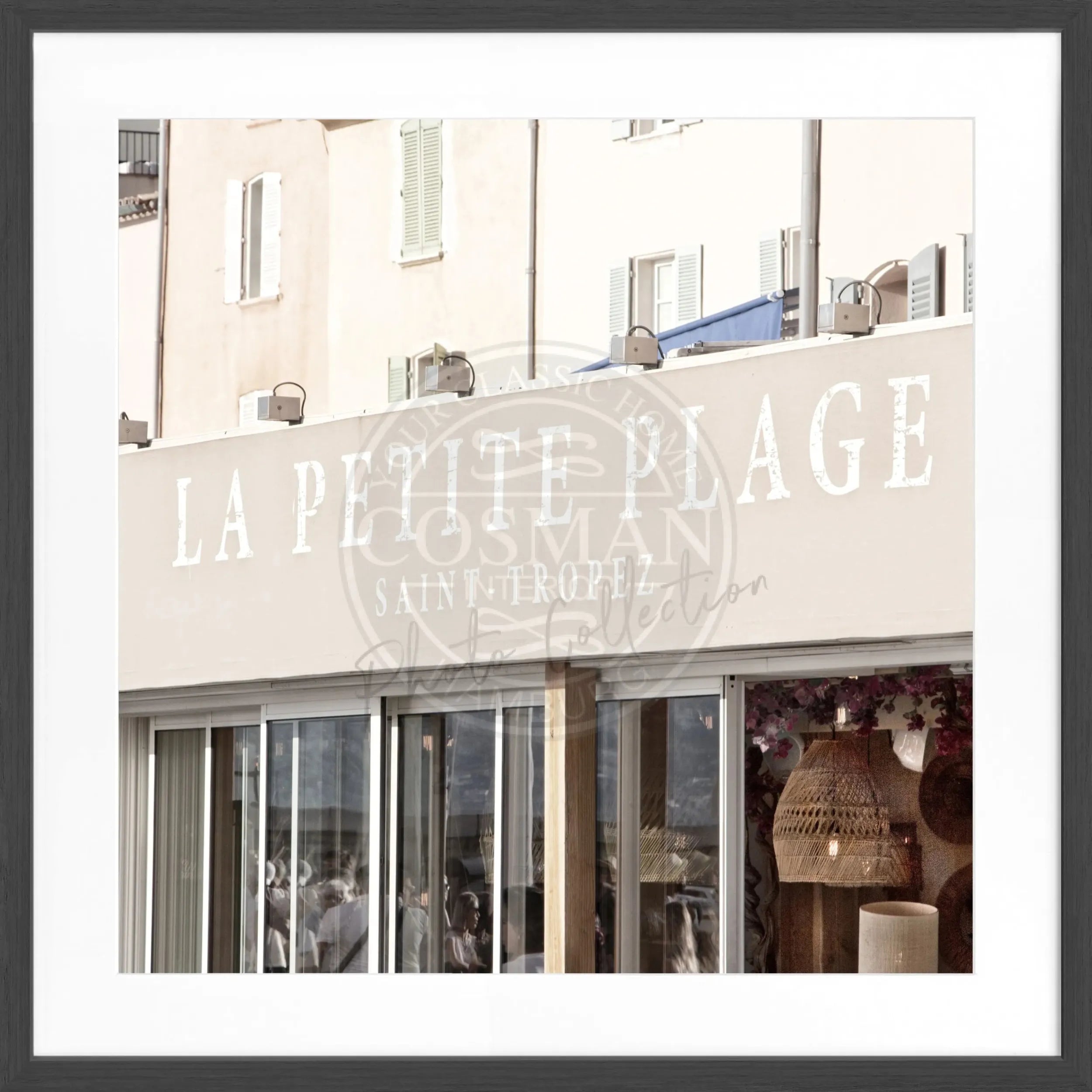 Schwarz-weiß Poster mit Rahmen, Motiv von Saint Tropez 'La Petite Plage' von Cosman-Photocollection, 55x55 cm quadratisch.