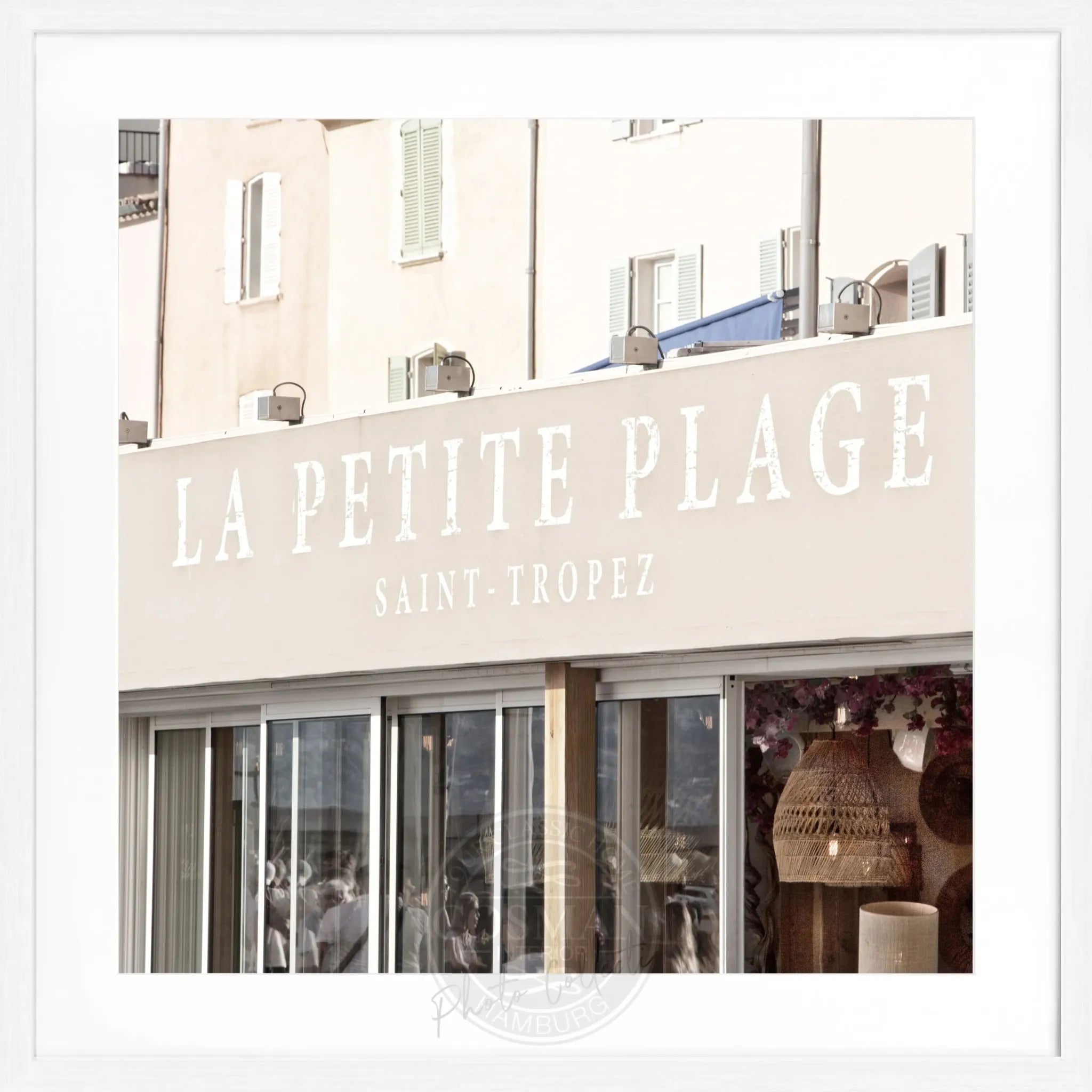 Schwarz-weiß Poster mit Rahmen, Motiv 'La Petite Plage' Saint Tropez, 55x55cm, von Cosman-Photocollection.