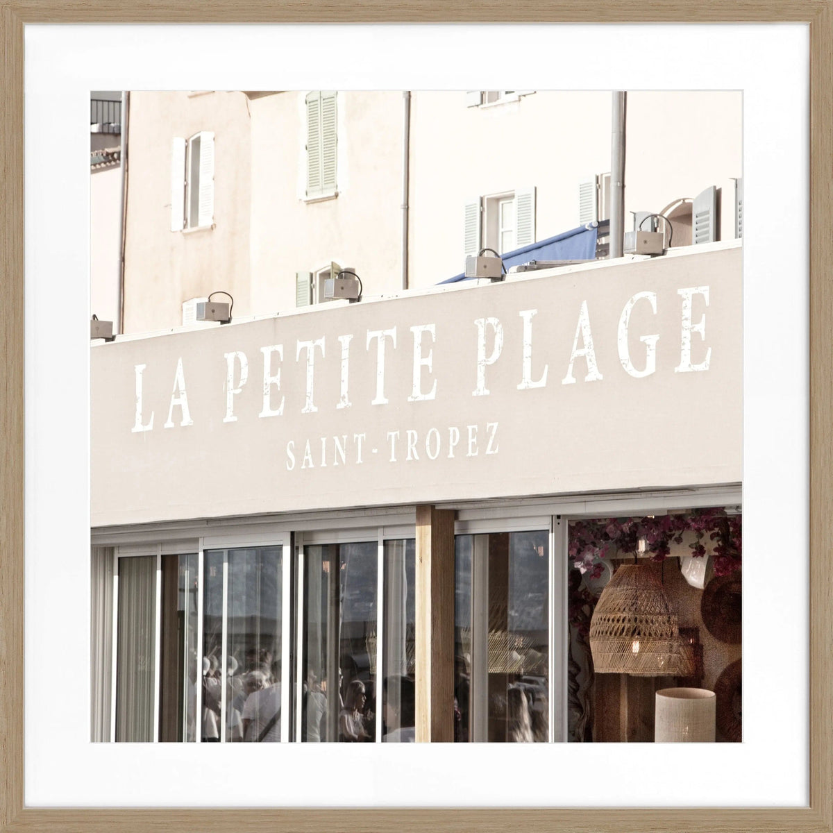 Schwarz-weiß Poster ’La Petite Plage’ Saint Tropez mit Rahmen, quadratisch, 55x55cm, von Cosman-Photocollection