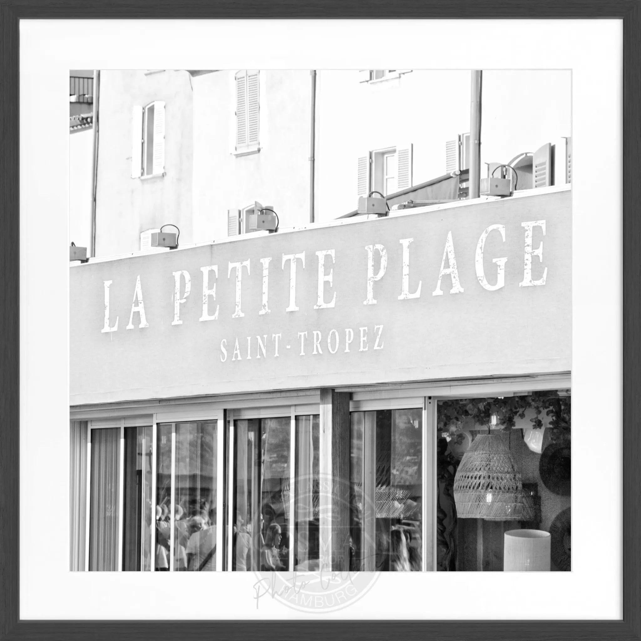 Schwarz-weiß Poster 'La Petite Plage' mit Rahmen von Cosman-Photocollection, 55x55cm, Motiv von Saint Tropez.