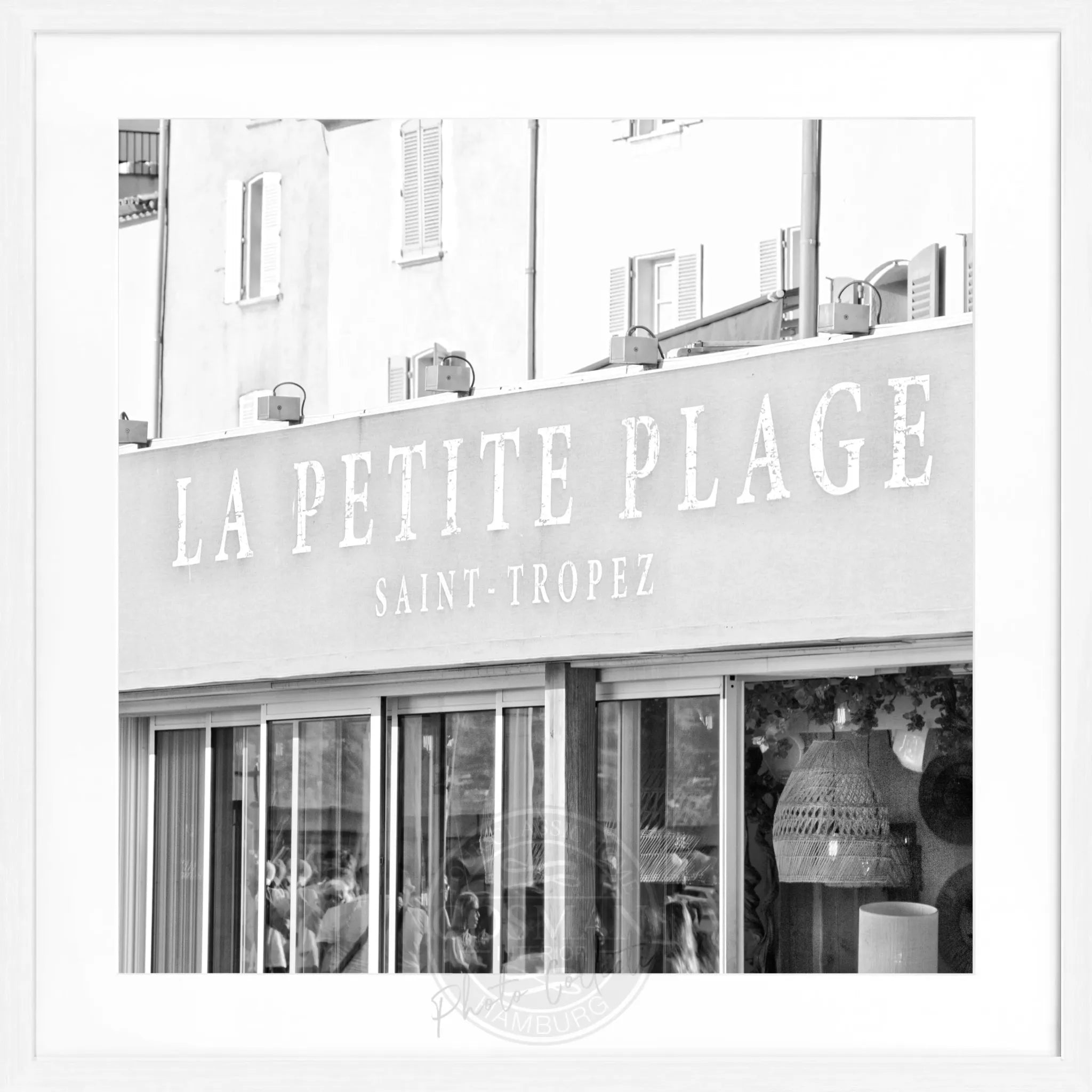 Schwarz-weiß Poster mit Rahmen von Cosman-Photocollection, 'La Petite Plage' in Saint Tropez, quadratisches Format 55x55cm.