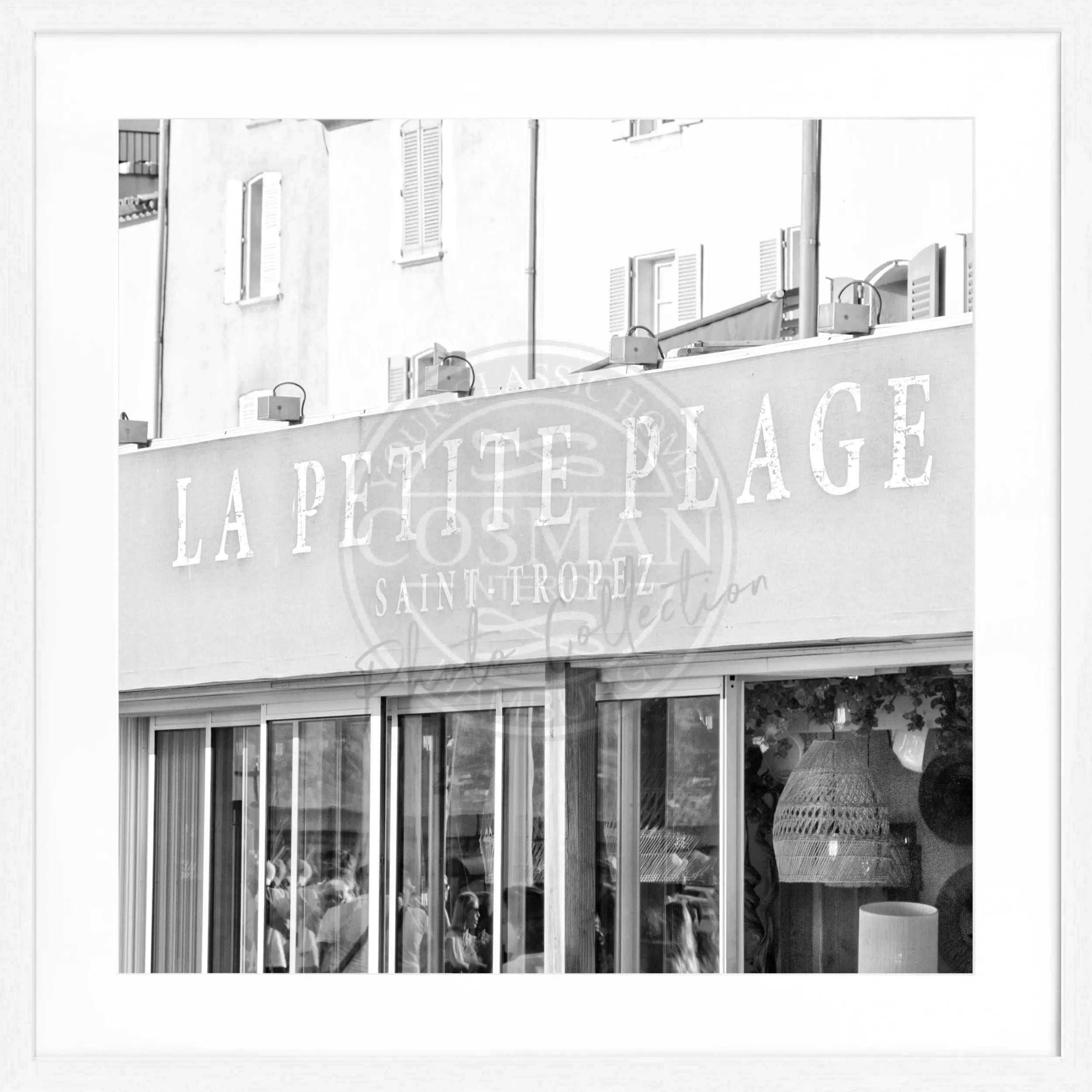 Schwarz-weiß Poster mit Rahmen von Cosman-Photocollection, 'La Petite Plage' in Saint Tropez, quadratisches Format 55x55cm.