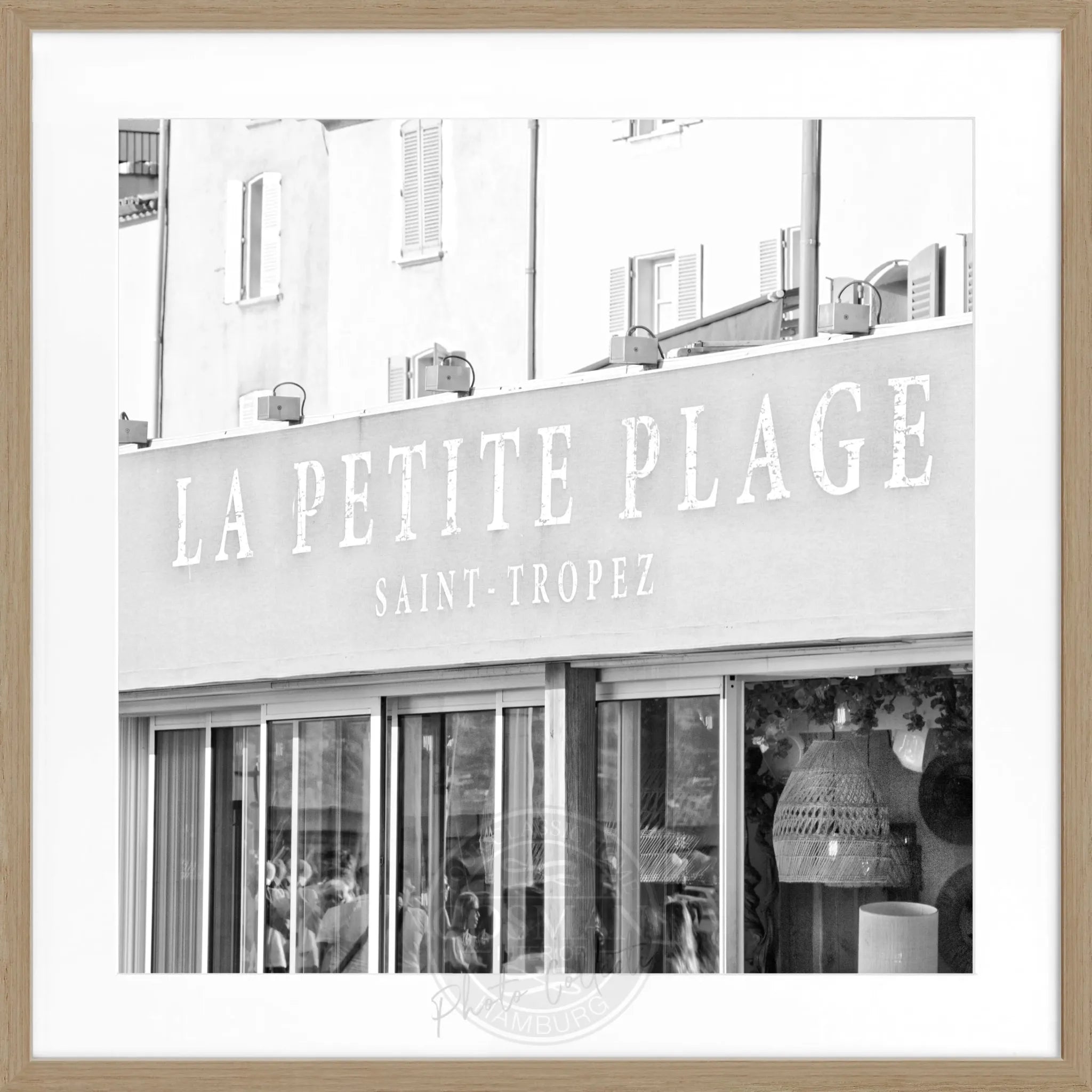 Schwarz-weiß Poster mit Rahmen 'La Petite Plage' Saint Tropez von Cosman-Photocollection, quadratisch, 55x55cm, Strandmotiv
