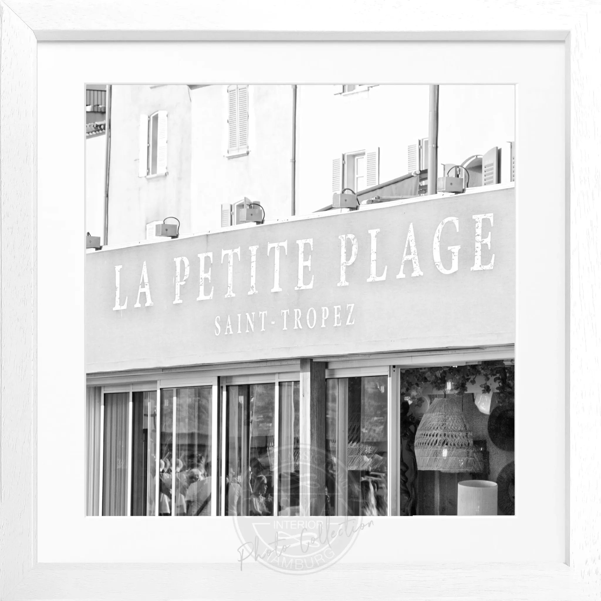 Schwarz-weiß Poster mit Rahmen, "La Petite Plage" Motiv aus Saint Tropez, von Cosman-Photocollection, quadratisch 55x55cm