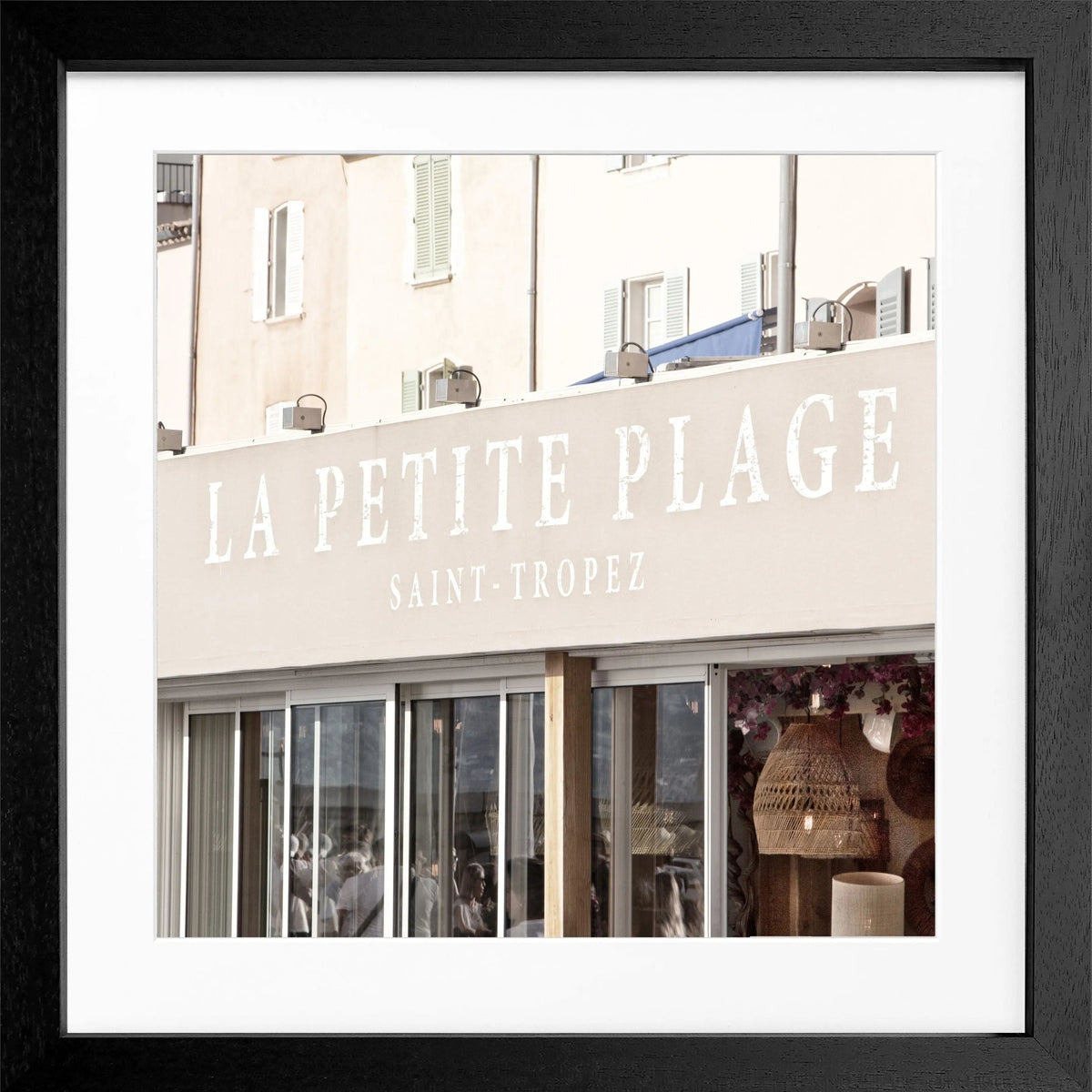 Schwarz-weiß Poster mit Rahmen, ’La Petite Plage’ Saint Tropez, von Cosman-Photocollection, quadratisch, 55x55 cm.