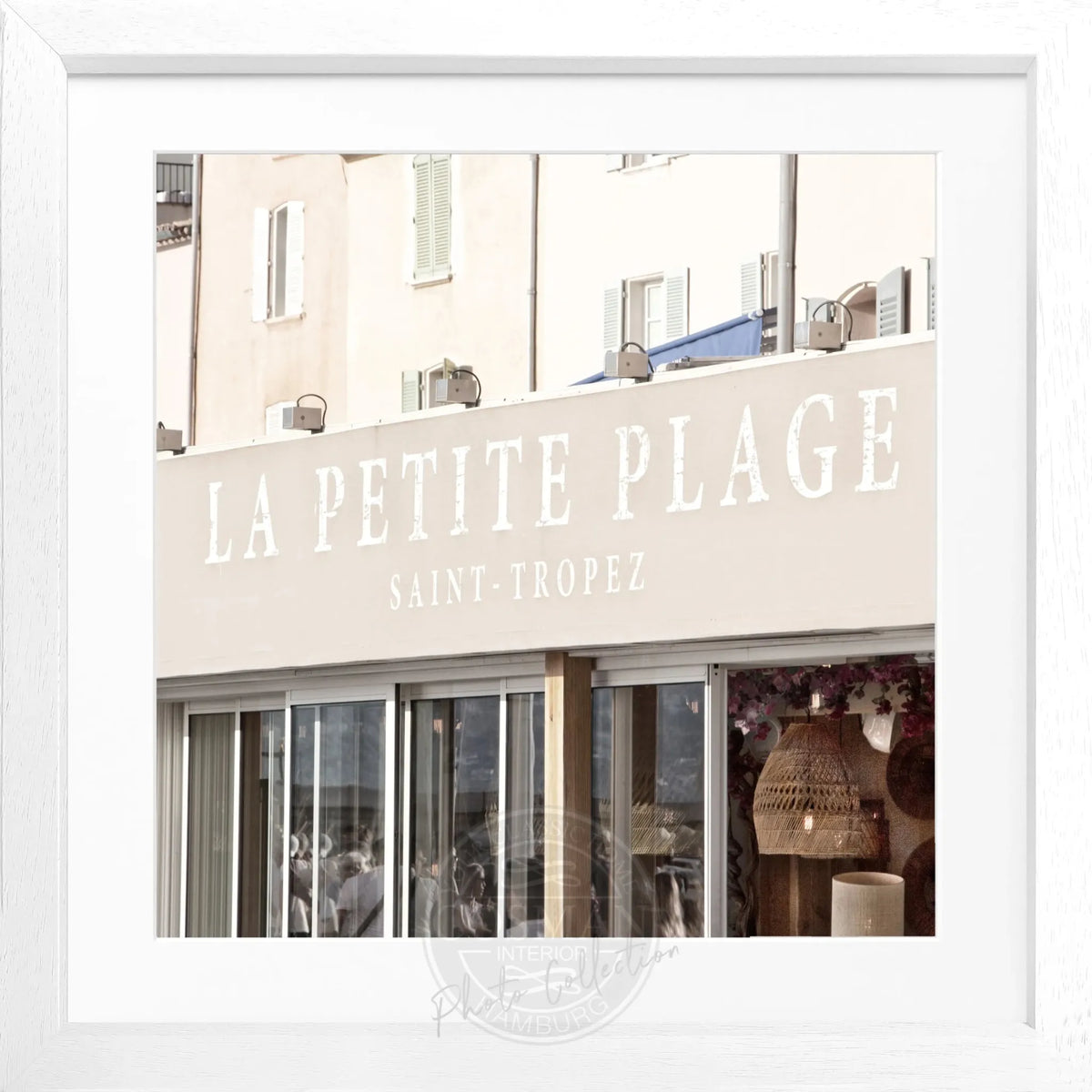 Schwarz-weiß Poster mit Rahmen ’La Petite Plage’ Saint Tropez von Cosman-Photocollection, quadratisch, 55x55cm, fotografisches Kunstwerk