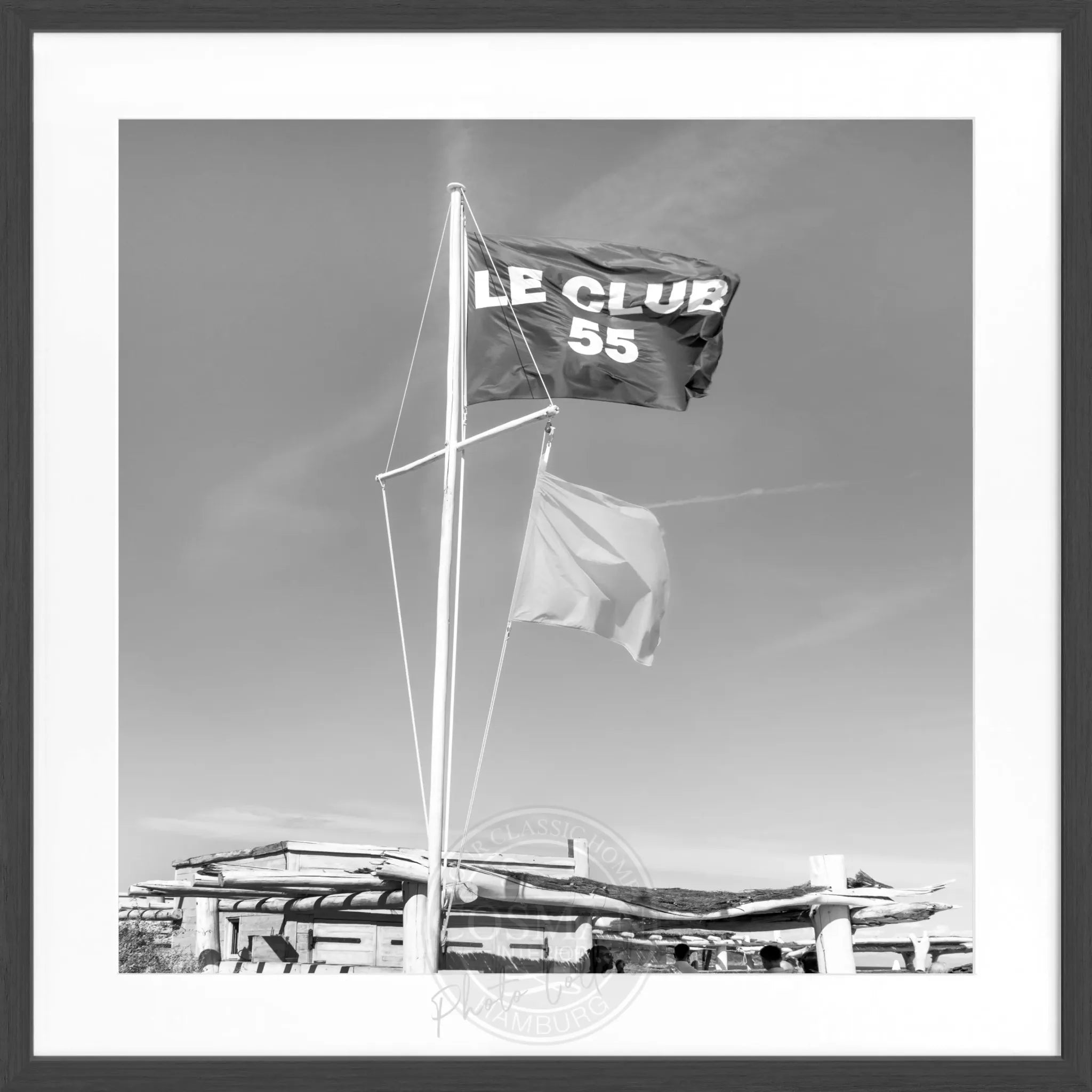 Schwarz-weiß Poster mit Rahmen ‚Le Club 55‘ Saint Tropez, quadratisch, 55x55cm, von Cosman-Photocollection.