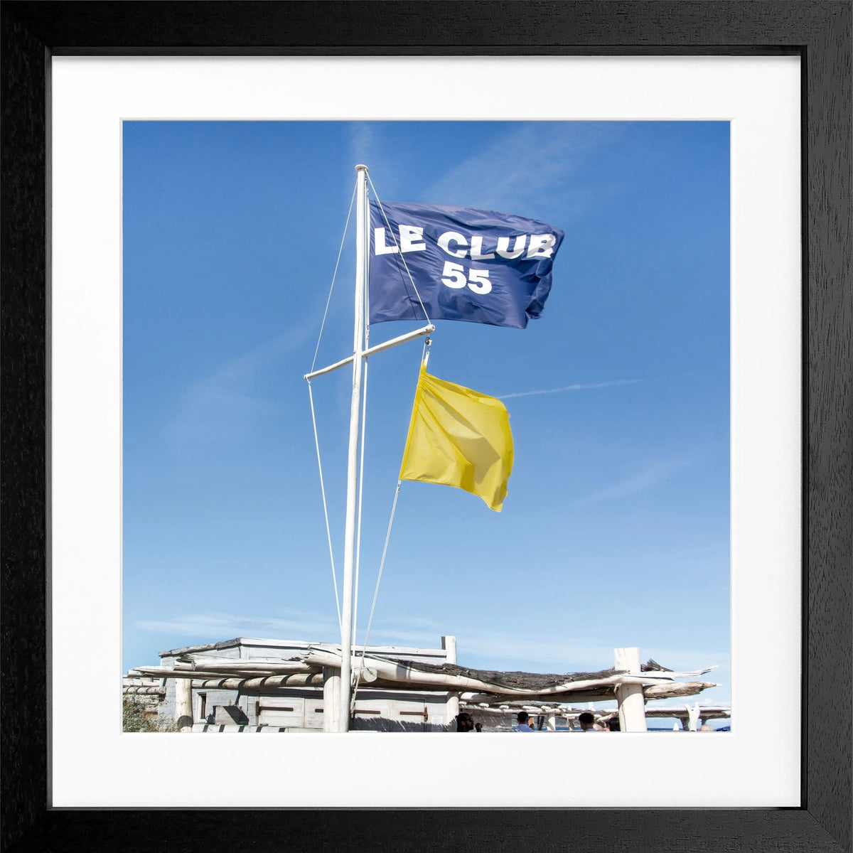Schwarz-weiß Poster mit Rahmen von Cosman-Photocollection, Motiv 'Le Club 55' in Saint Tropez, 55x55 cm quadratisch.