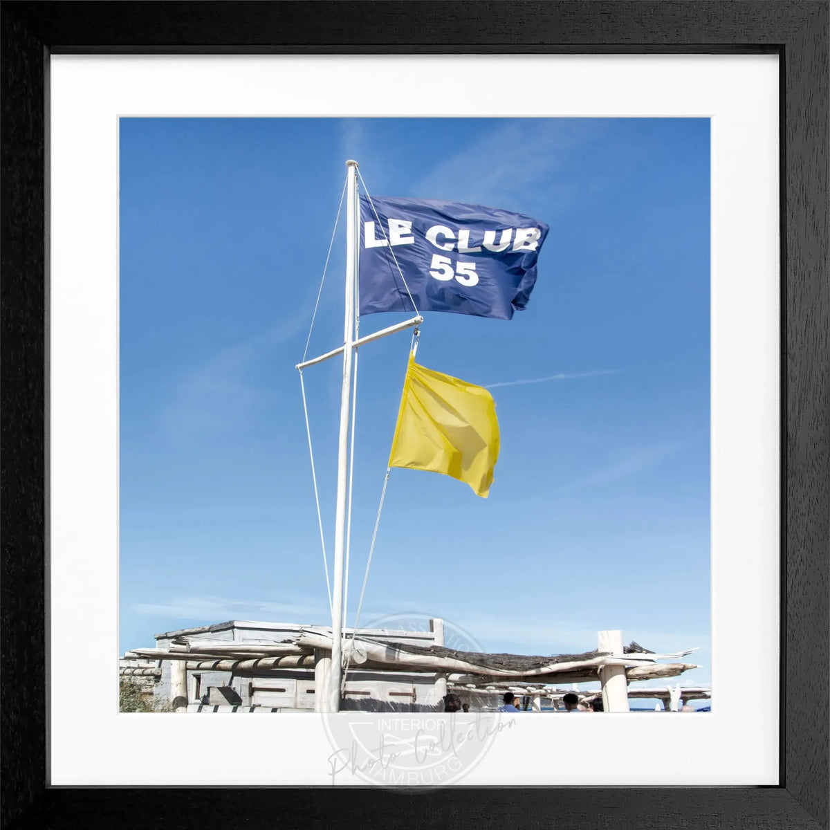 Schwarz-weiß Poster mit Rahmen von Cosman-Photocollection, Motiv 'Le Club 55' in Saint Tropez, 55x55 cm quadratisch.