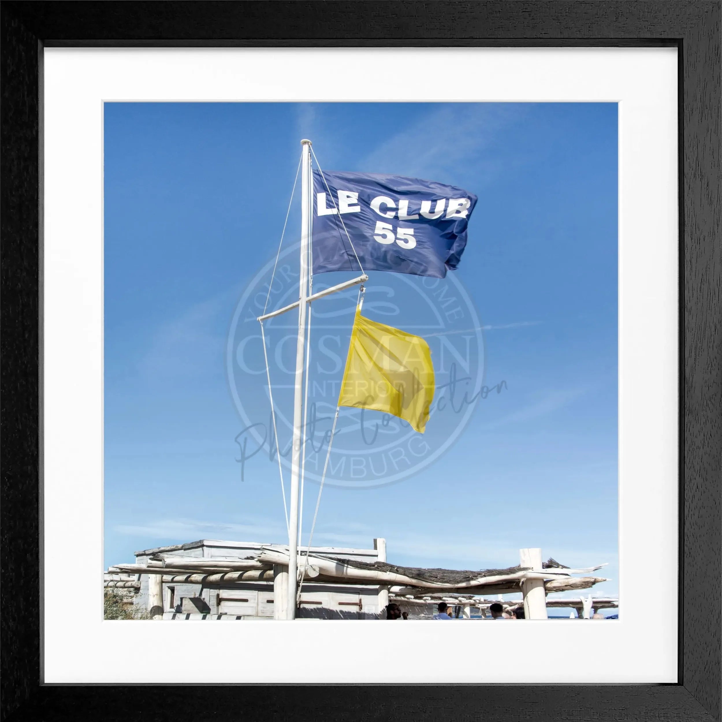Schwarz-weiß Poster mit Rahmen von Cosman-Photocollection, Motiv 'Le Club 55' in Saint Tropez, 55x55 cm quadratisch.