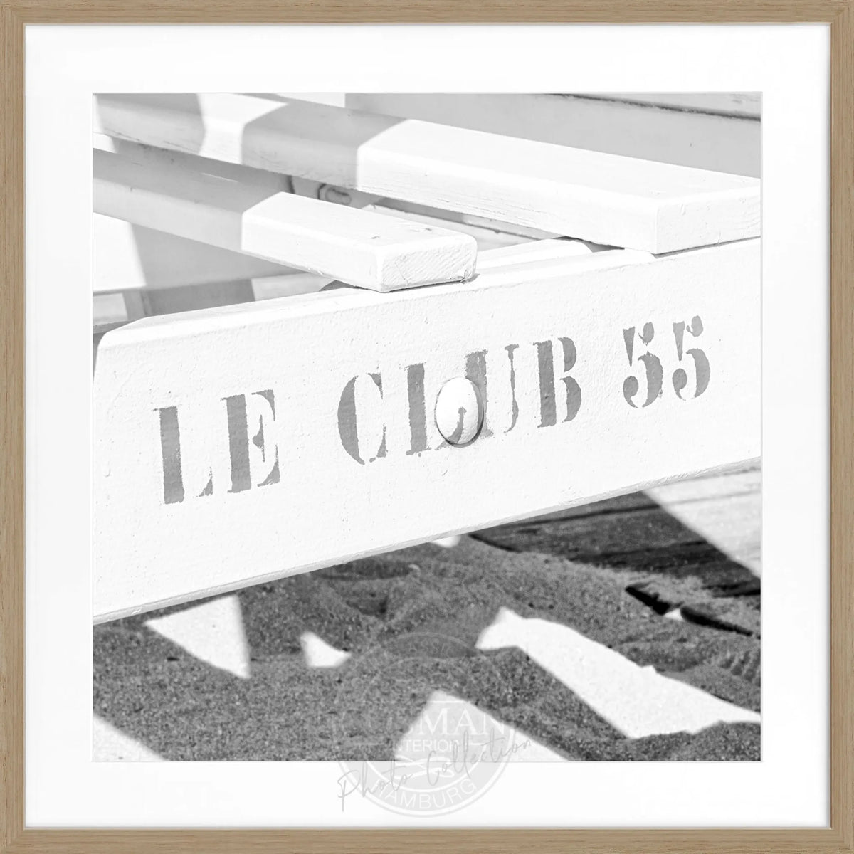 Schwarz-weiß Poster mit Rahmen von Cosman-Photocollection, Motiv ’Le Club 55’ in Saint Tropez, quadratisch 55x55 cm.