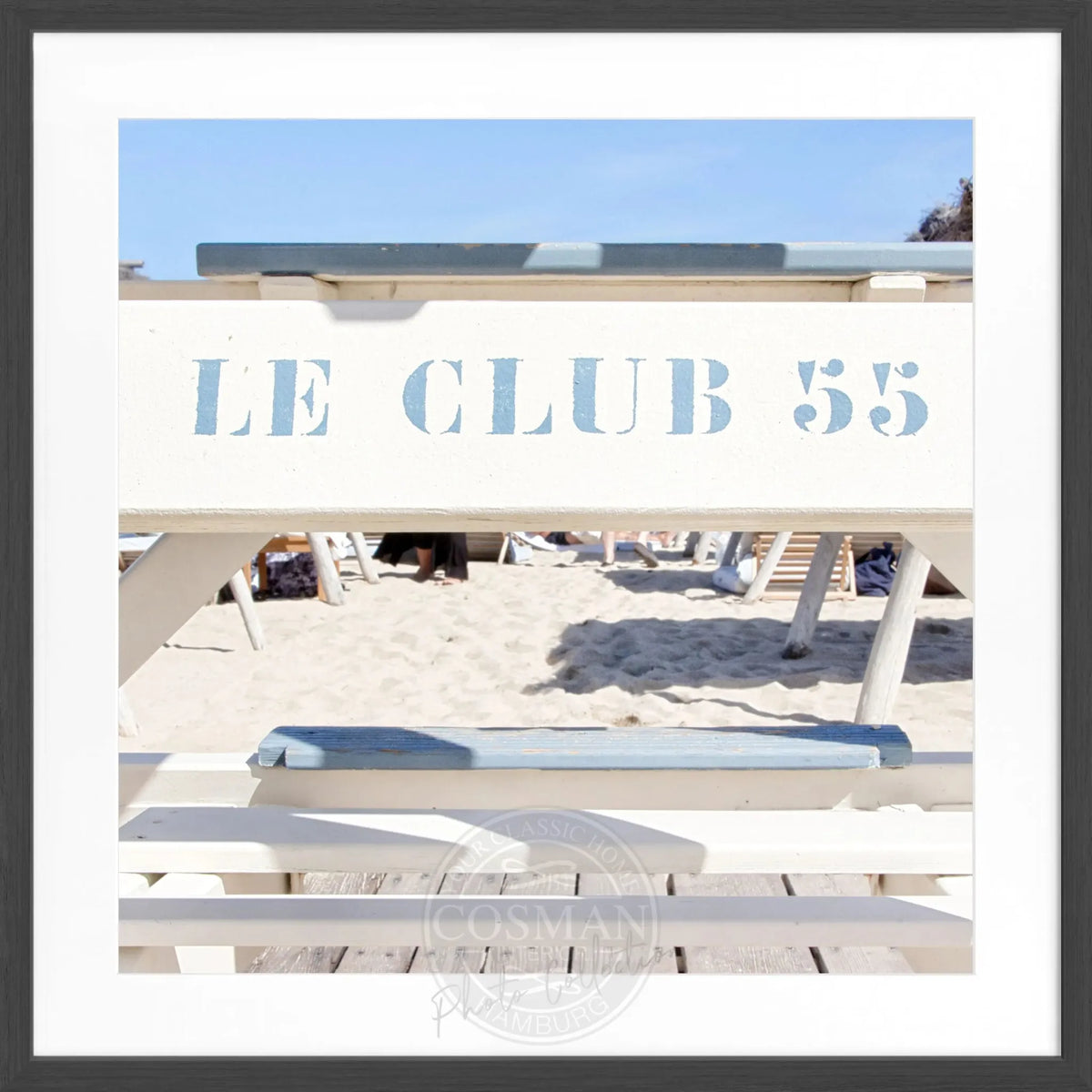 Schwarz-weiß Poster mit Rahmen 'Le Club 55' Saint Tropez von Cosman-Photocollection, quadratisches 55x55cm Motiv.