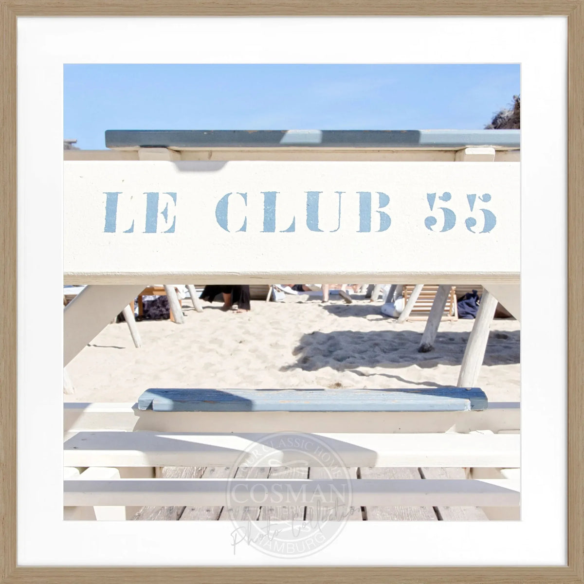 Schwarz-weiß Poster mit Rahmen „Le Club 55“ Saint Tropez von Cosman-Photocollection, quadratisches 55x55 cm Motiv.