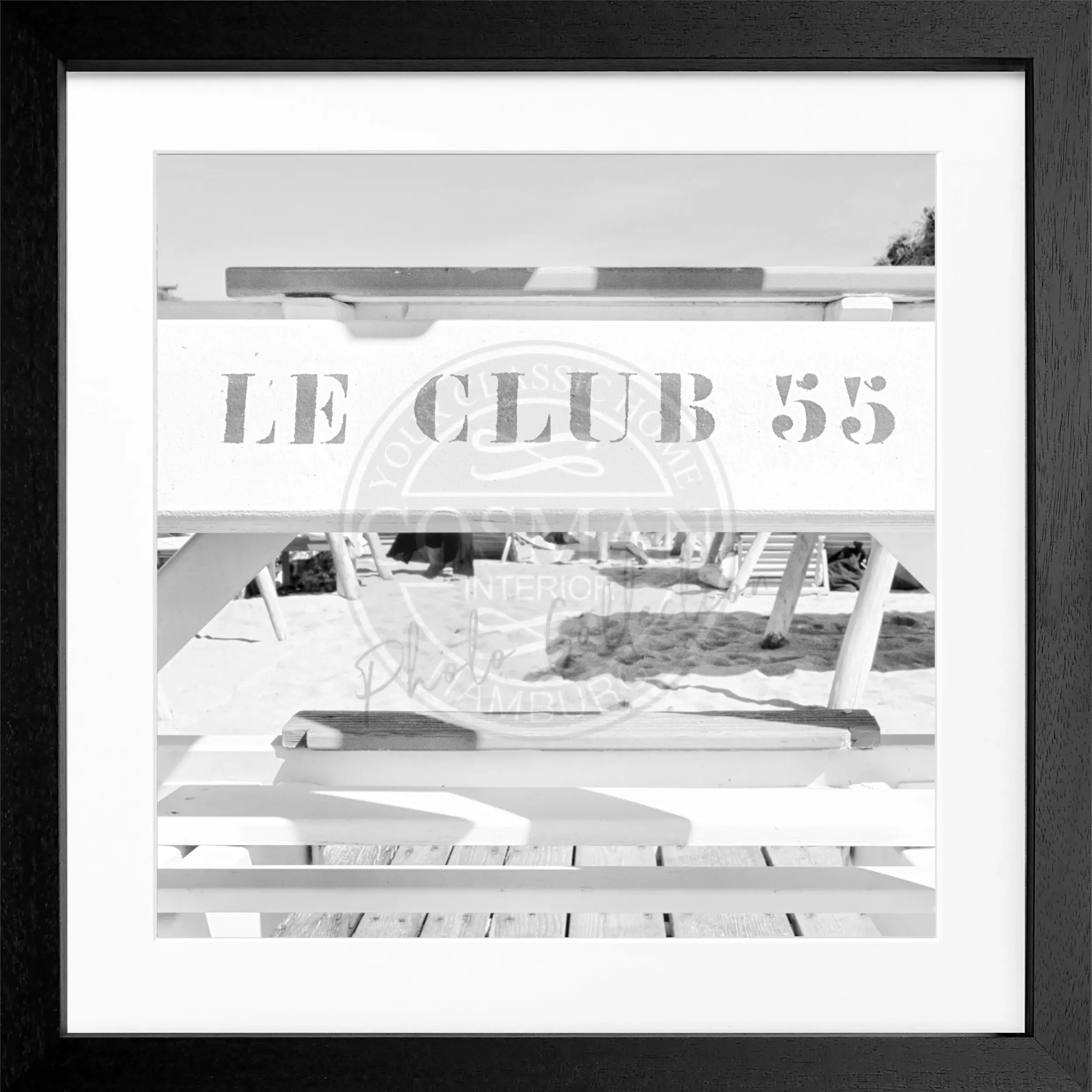 Schwarz-weiß Poster mit Rahmen ’Le Club 55’ Saint Tropez von Cosman-Photocollection, quadratisches 55x55cm Kunstwerk.