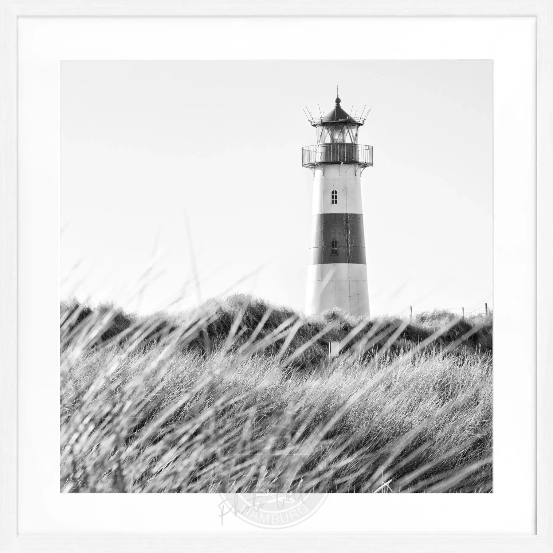 Schwarz-weiß Poster mit Rahmen ’Leuchtturm List’ Sylt von Cosman-Photocollection, quadratisch 55x55 cm, Motive des Leuchtturms.