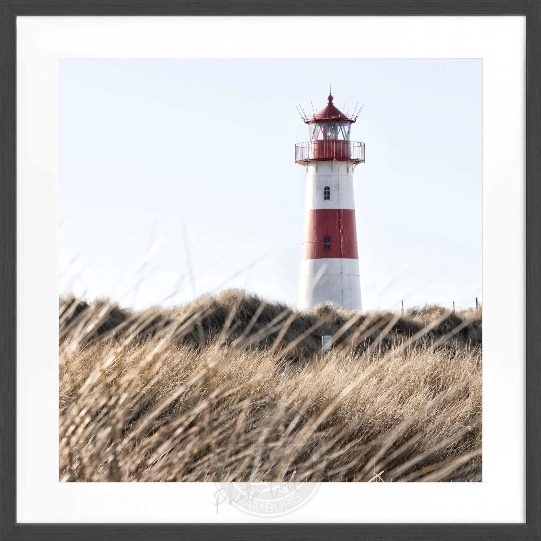 Schwarz-weiß Poster mit Rahmen von Cosman-Photocollection, Leuchtturm List auf Sylt, quadratisch, 55x55 cm, Wanddekoration