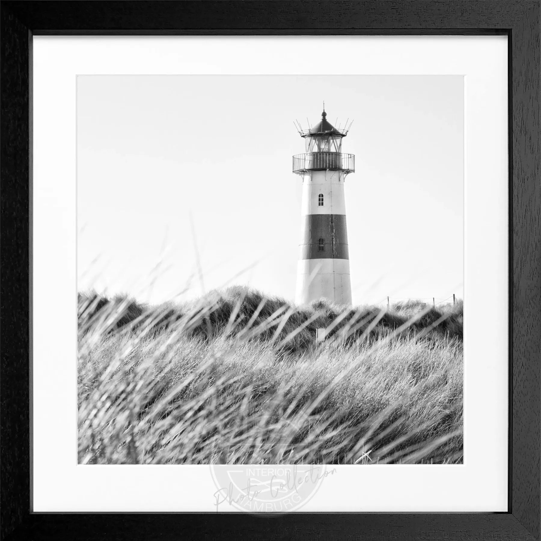 Schwarz-weiß Poster mit Rahmen von Cosman-Photocollection, Leuchtturm List auf Sylt, quadratisch, 55x55cm, fotografisches Kunstwerk