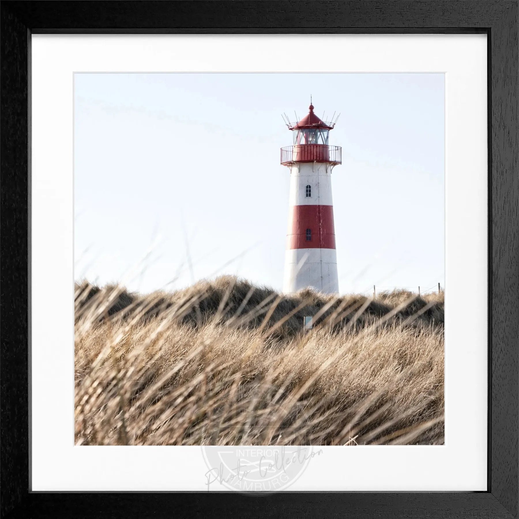 Schwarz-weiß Poster mit Rahmen von Cosman-Photocollection, Leuchtturm List auf Sylt, quadratisches Bild 55x55 cm.