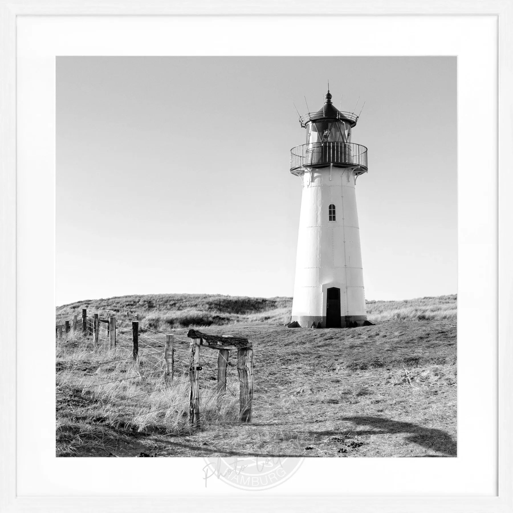 Schwarz-weiß Poster mit Rahmen, Leuchtturm List West auf Sylt, 55x55cm, von Cosman-Photocollection.