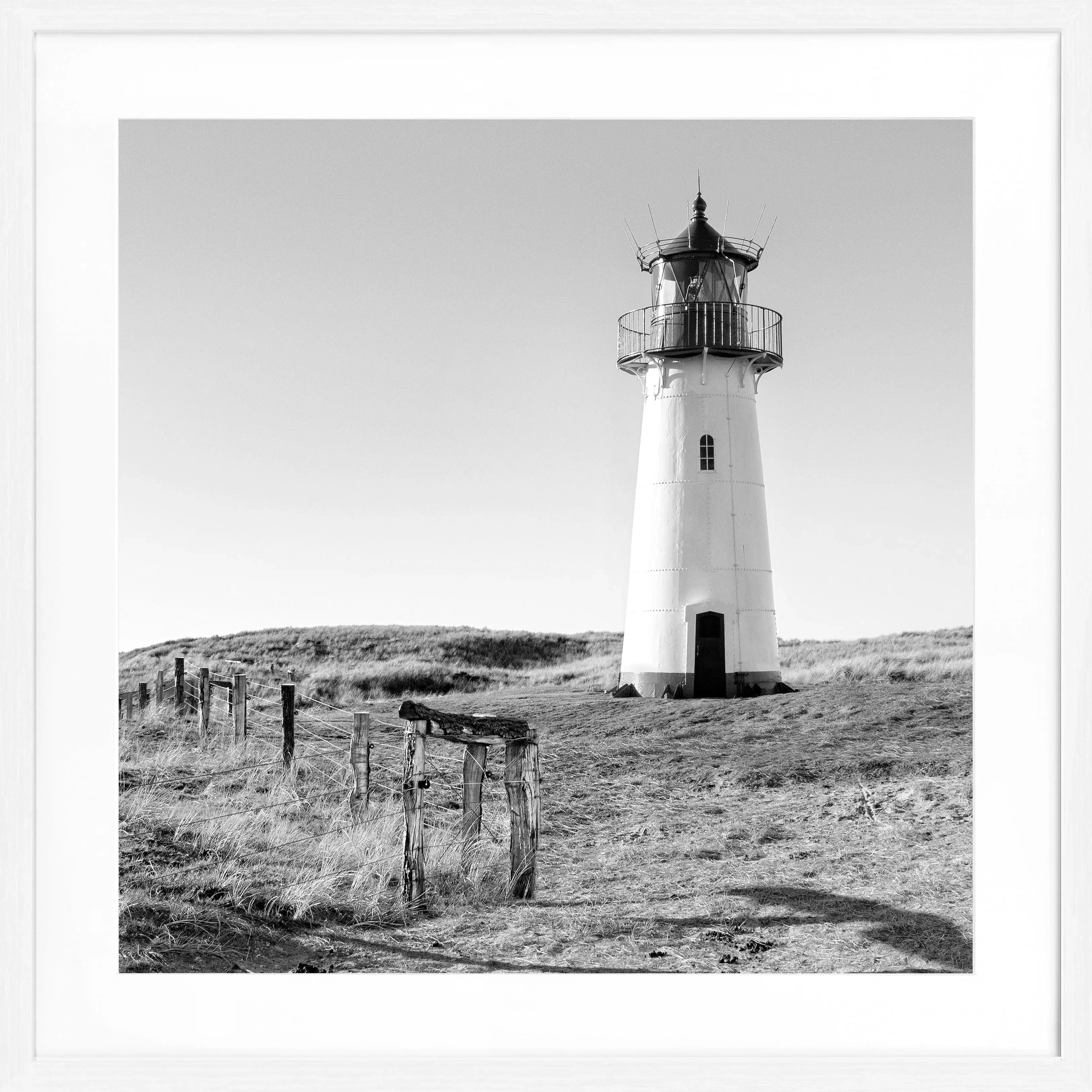 Schwarz-weiß Poster mit Rahmen, Leuchtturm List West auf Sylt, 55x55cm, von Cosman-Photocollection.