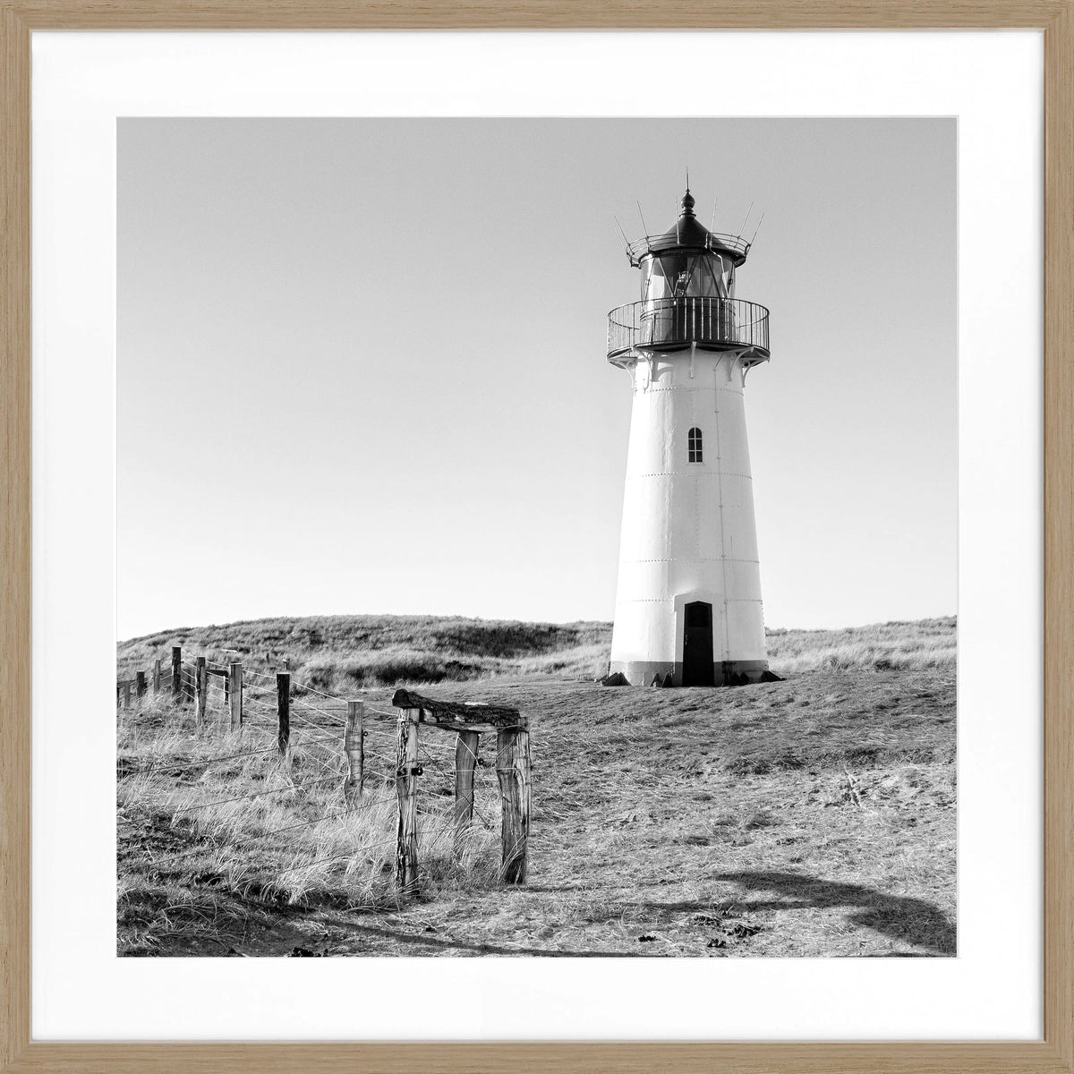 Schwarz-weiß Poster mit Rahmen von Cosman-Photocollection, Leuchtturm List West auf Sylt, quadratisch, 55x55cm, Fotokunst